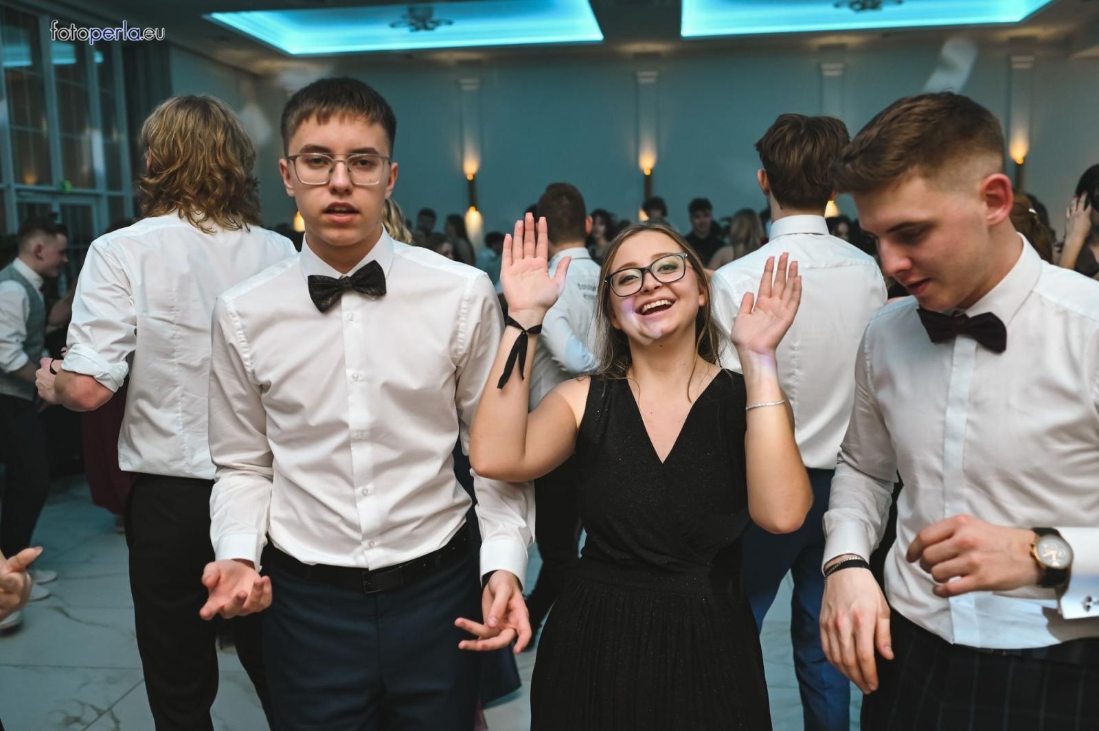 Zdjęcie w galerii na portalu naszwodzislaw.com: Uczniowie Tischnera świętują studniówkę w wielkim stylu wiadomości z regionu