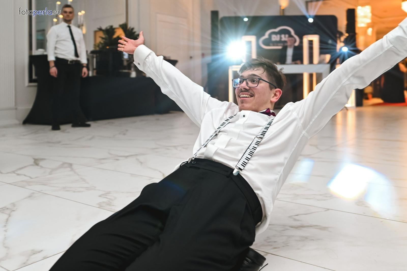 Zdjęcie w galerii na portalu naszwodzislaw.com: Uczniowie Tischnera świętują studniówkę w wielkim stylu wiadomości z regionu