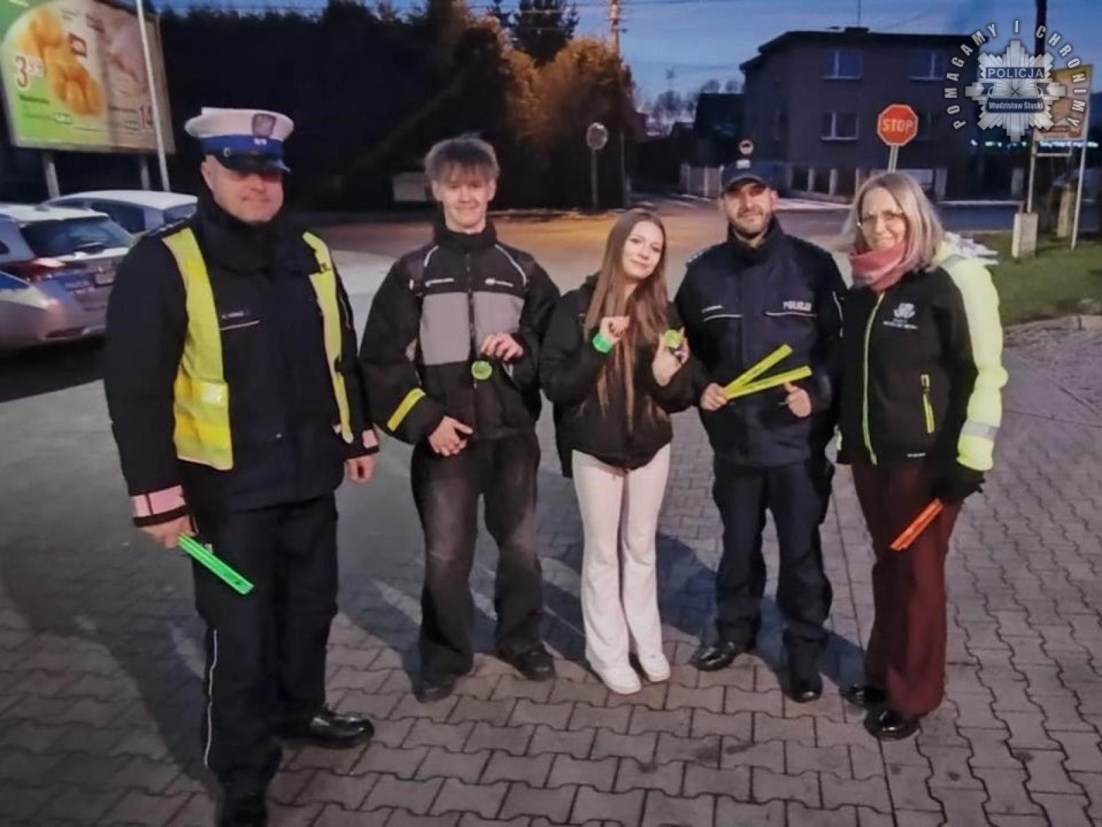 Zdjęcie w galerii na portalu naszwodzislaw.com: Jak dobrze Cię widzieć. Wodzisławscy policjanci zadbali, aby piesi w Godowie byli widoczni wiadomości z regionu