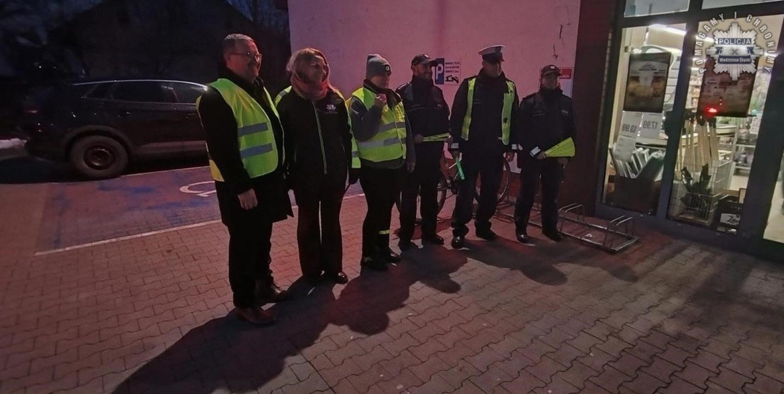 Zdjęcie w galerii na portalu naszwodzislaw.com: Jak dobrze Cię widzieć. Wodzisławscy policjanci zadbali, aby piesi w Godowie byli widoczni wiadomości z regionu