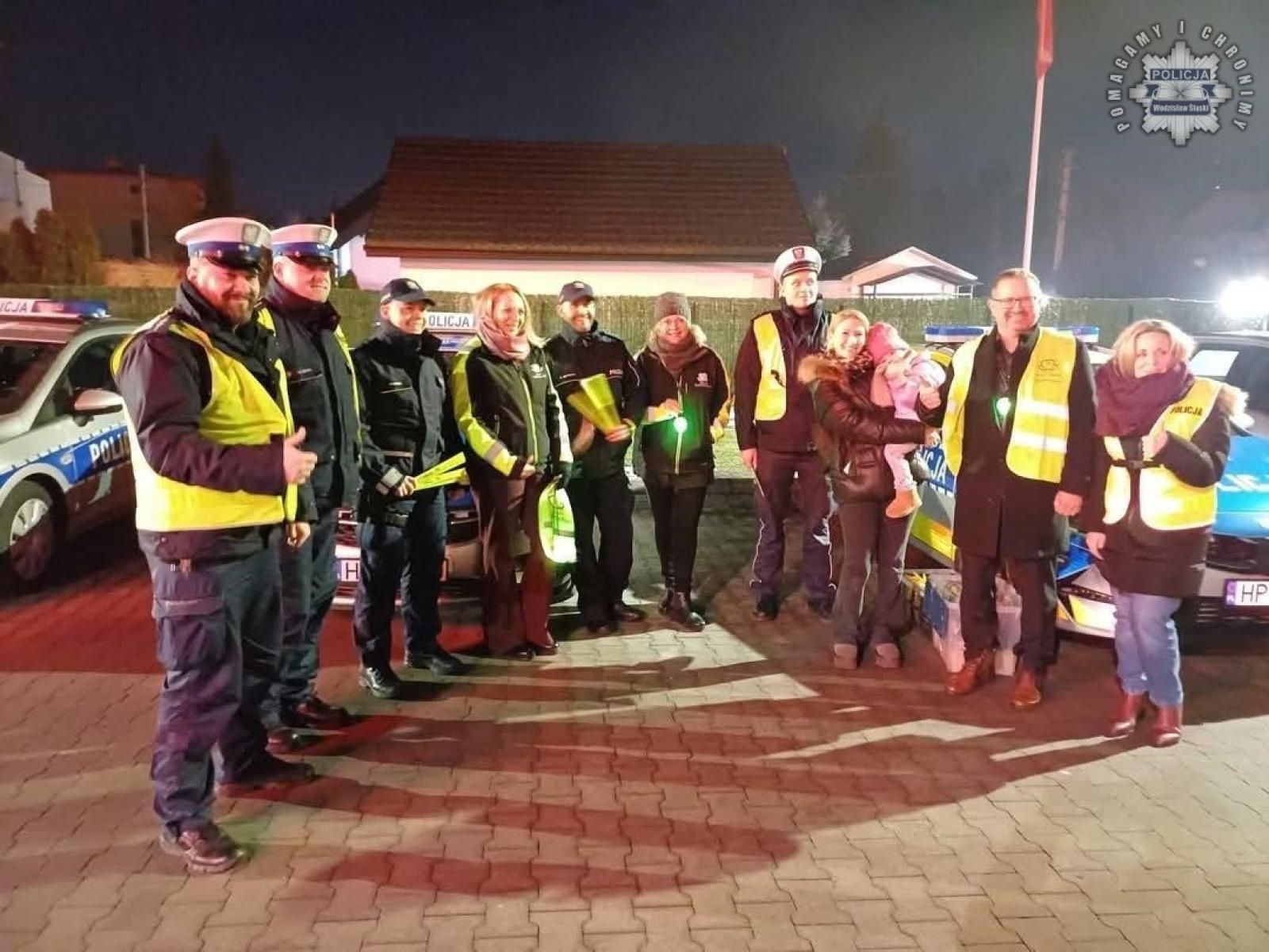 Zdjęcie w galerii na portalu naszwodzislaw.com: Jak dobrze Cię widzieć. Wodzisławscy policjanci zadbali, aby piesi w Godowie byli widoczni wiadomości z regionu