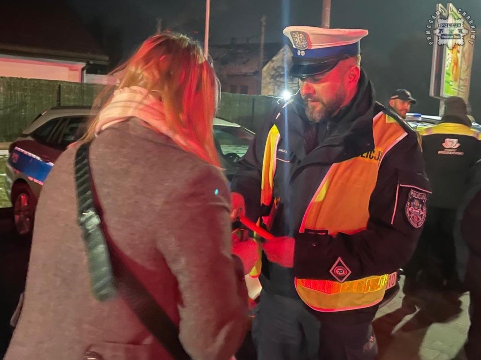 Zdjęcie w galerii na portalu naszwodzislaw.com: Jak dobrze Cię widzieć. Wodzisławscy policjanci zadbali, aby piesi w Godowie byli widoczni wiadomości z regionu