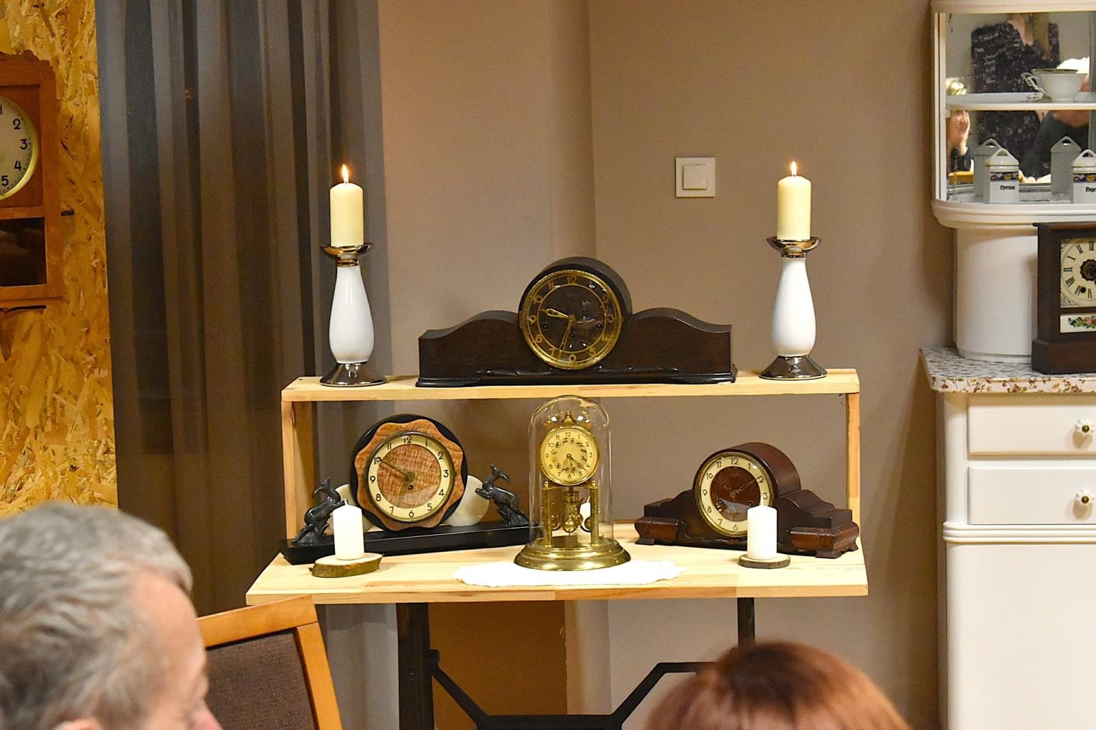 Zdjęcie w galerii na portalu naszwodzislaw.com: Tylko czas odmierzają tak samo, wszystko inne je różni. Wystawa zegarów w Skrbeńsku wiadomości z regionu