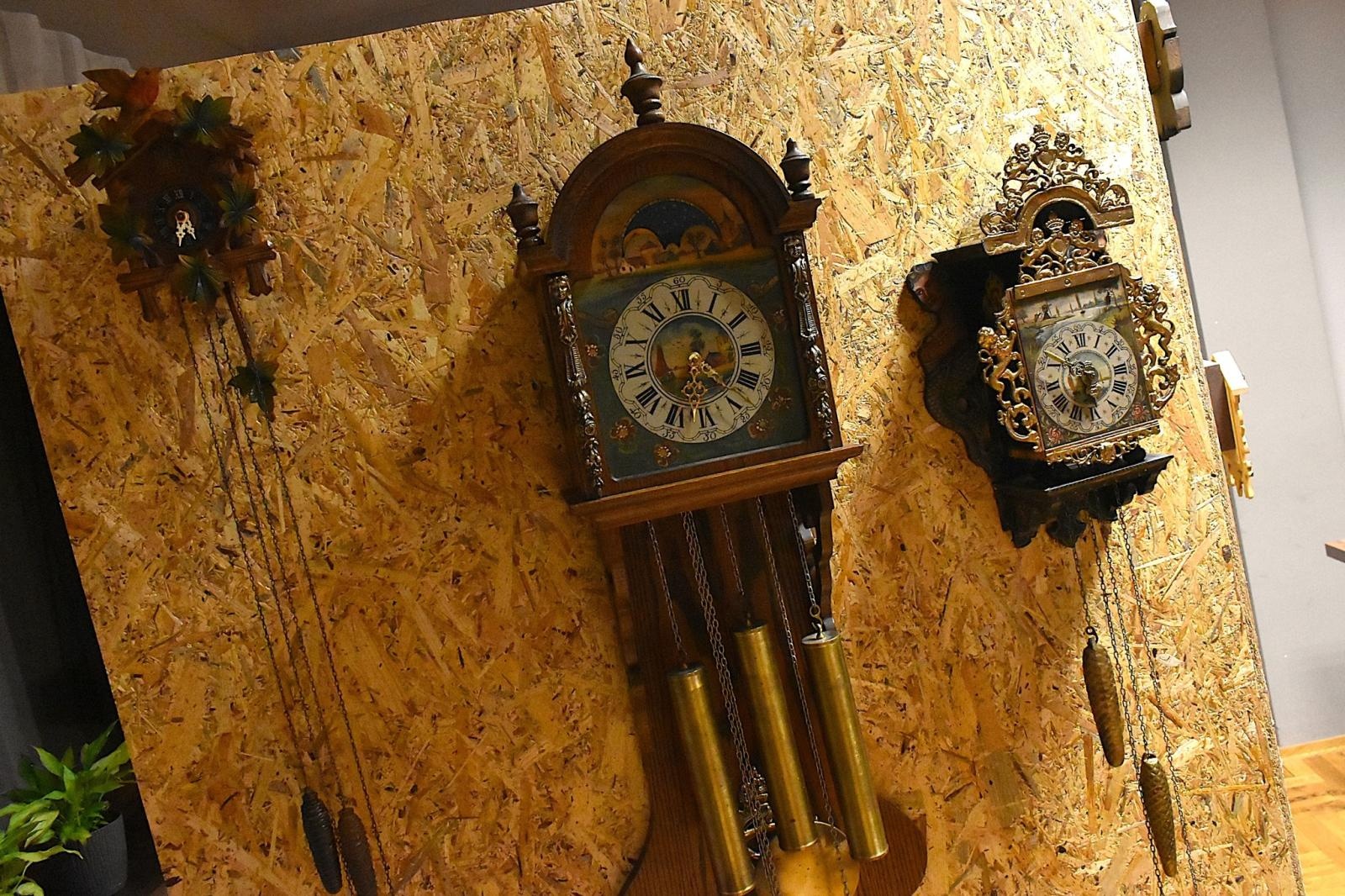 Zdjęcie w galerii na portalu naszwodzislaw.com: Tylko czas odmierzają tak samo, wszystko inne je różni. Wystawa zegarów w Skrbeńsku wiadomości z regionu