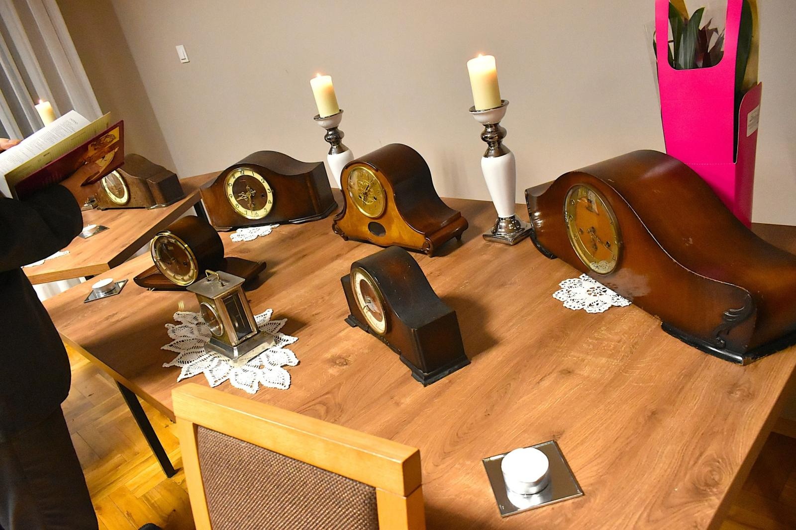 Zdjęcie w galerii na portalu naszwodzislaw.com: Tylko czas odmierzają tak samo, wszystko inne je różni. Wystawa zegarów w Skrbeńsku wiadomości z regionu