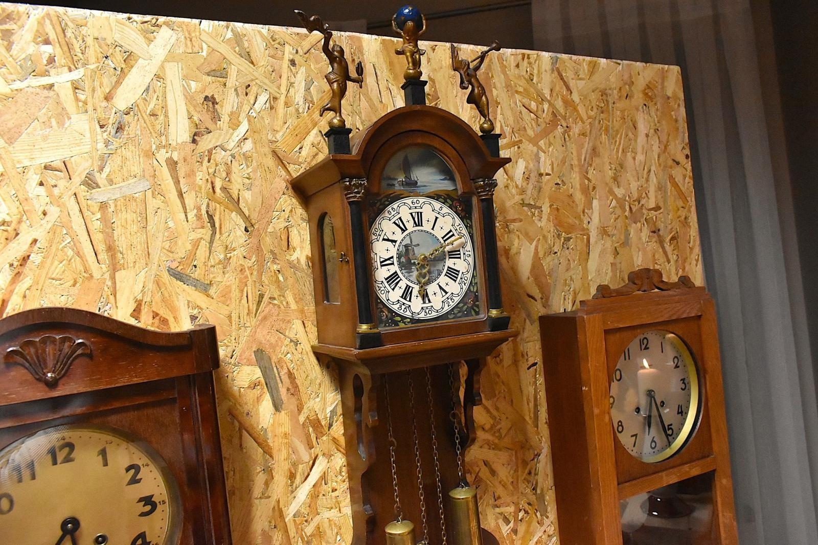 Zdjęcie w galerii na portalu naszwodzislaw.com: Tylko czas odmierzają tak samo, wszystko inne je różni. Wystawa zegarów w Skrbeńsku wiadomości z regionu