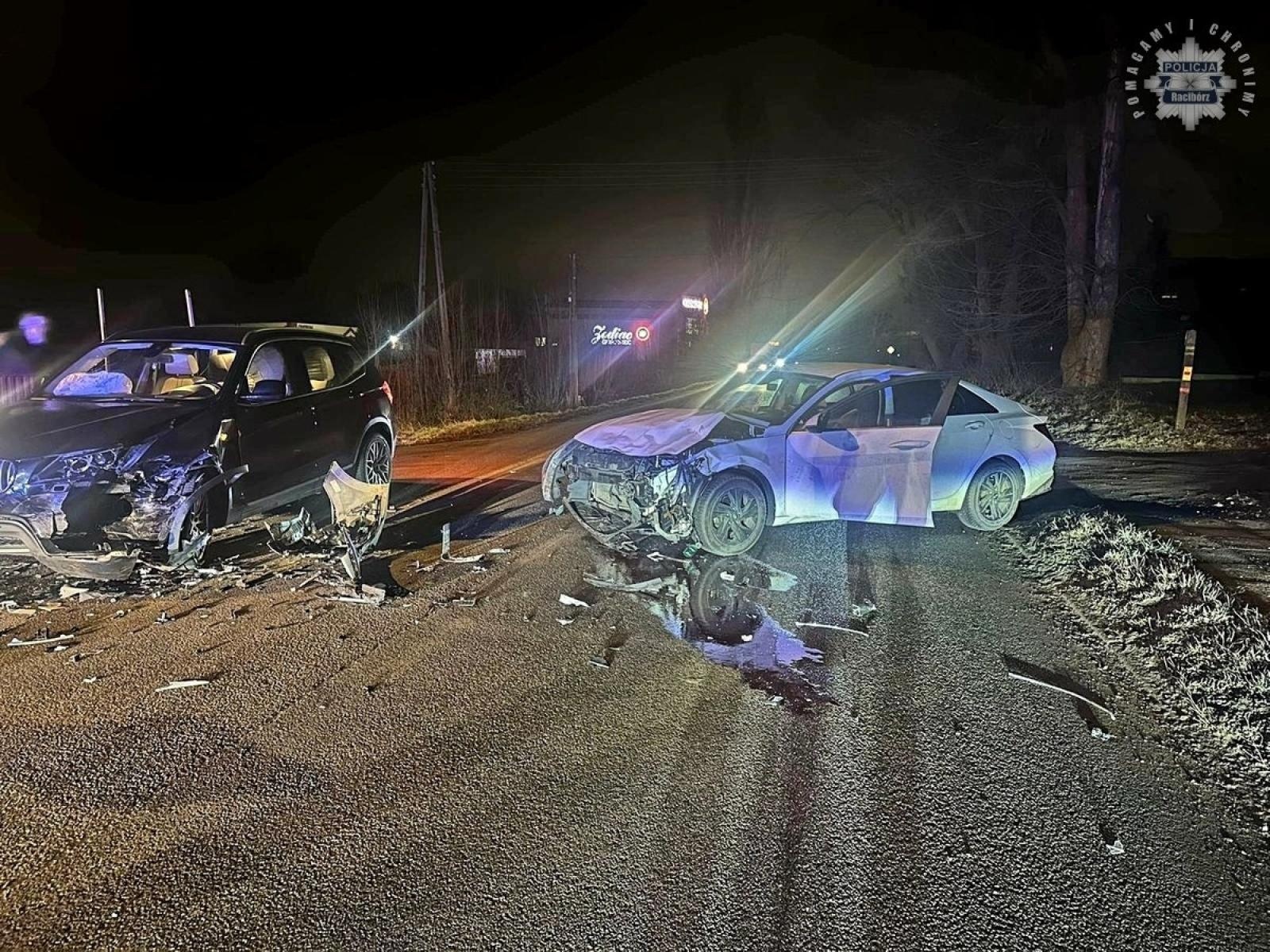 Zdjęcie w galerii na portalu naszwodzislaw.com: Groźny wypadek w Rzuchowie. Trzy osoby w szpitalu [FOTO] wiadomości z regionu