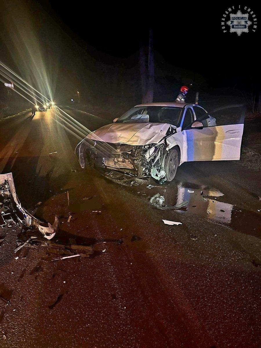 Zdjęcie w galerii na portalu naszwodzislaw.com: Groźny wypadek w Rzuchowie. Trzy osoby w szpitalu [FOTO] wiadomości z regionu