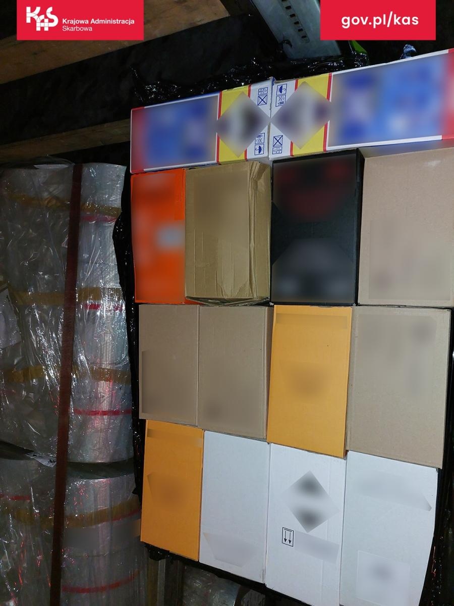 Zdjęcie w galerii na portalu naszwodzislaw.com: Białorusin zatrzymany w Godowie. Przewoził ponad 400 litrów alkoholu bez polskich znaków akcyzy wiadomości z regionu