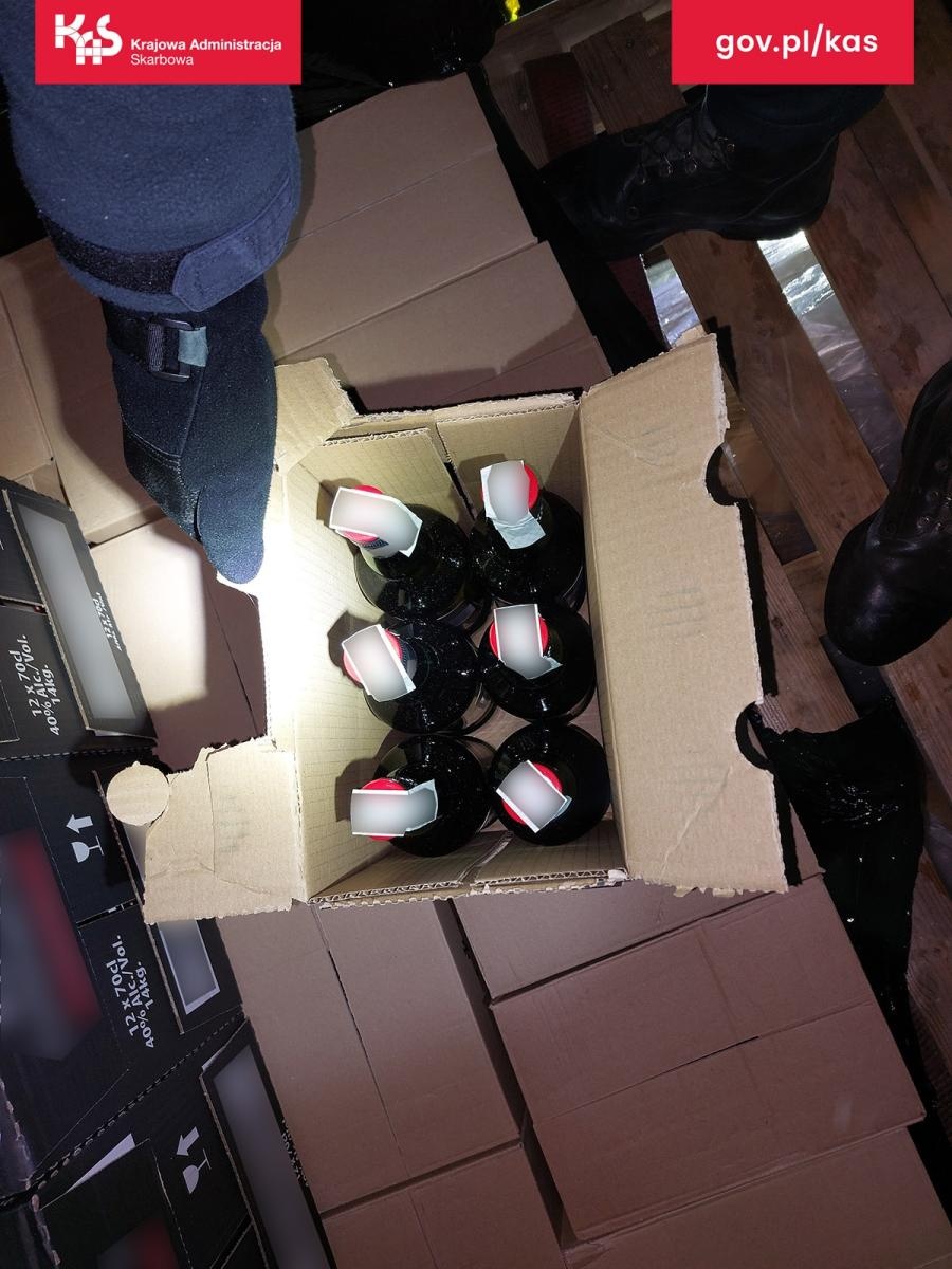 Zdjęcie w galerii na portalu naszwodzislaw.com: Białorusin zatrzymany w Godowie. Przewoził ponad 400 litrów alkoholu bez polskich znaków akcyzy wiadomości z regionu