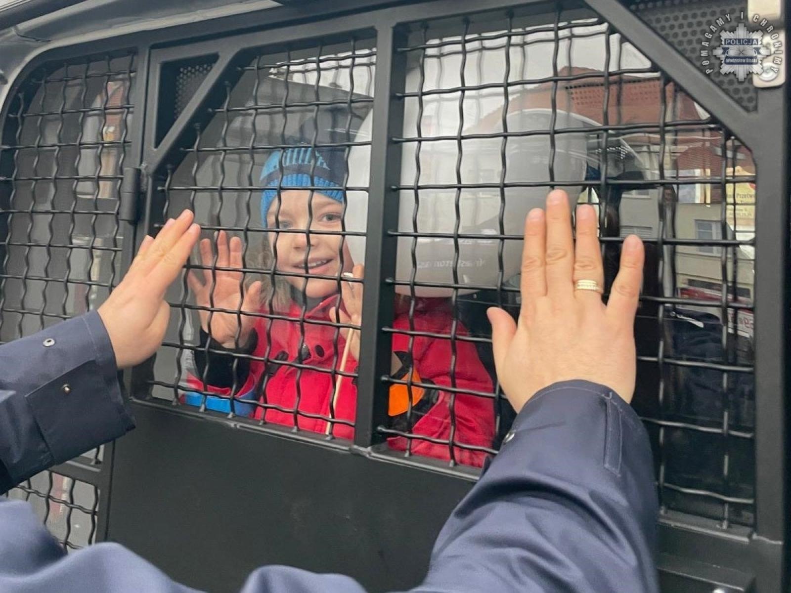 Zdjęcie w galerii na portalu naszwodzislaw.com: Wodzisławscy policjanci zagrali z WOŚP wiadomości z regionu