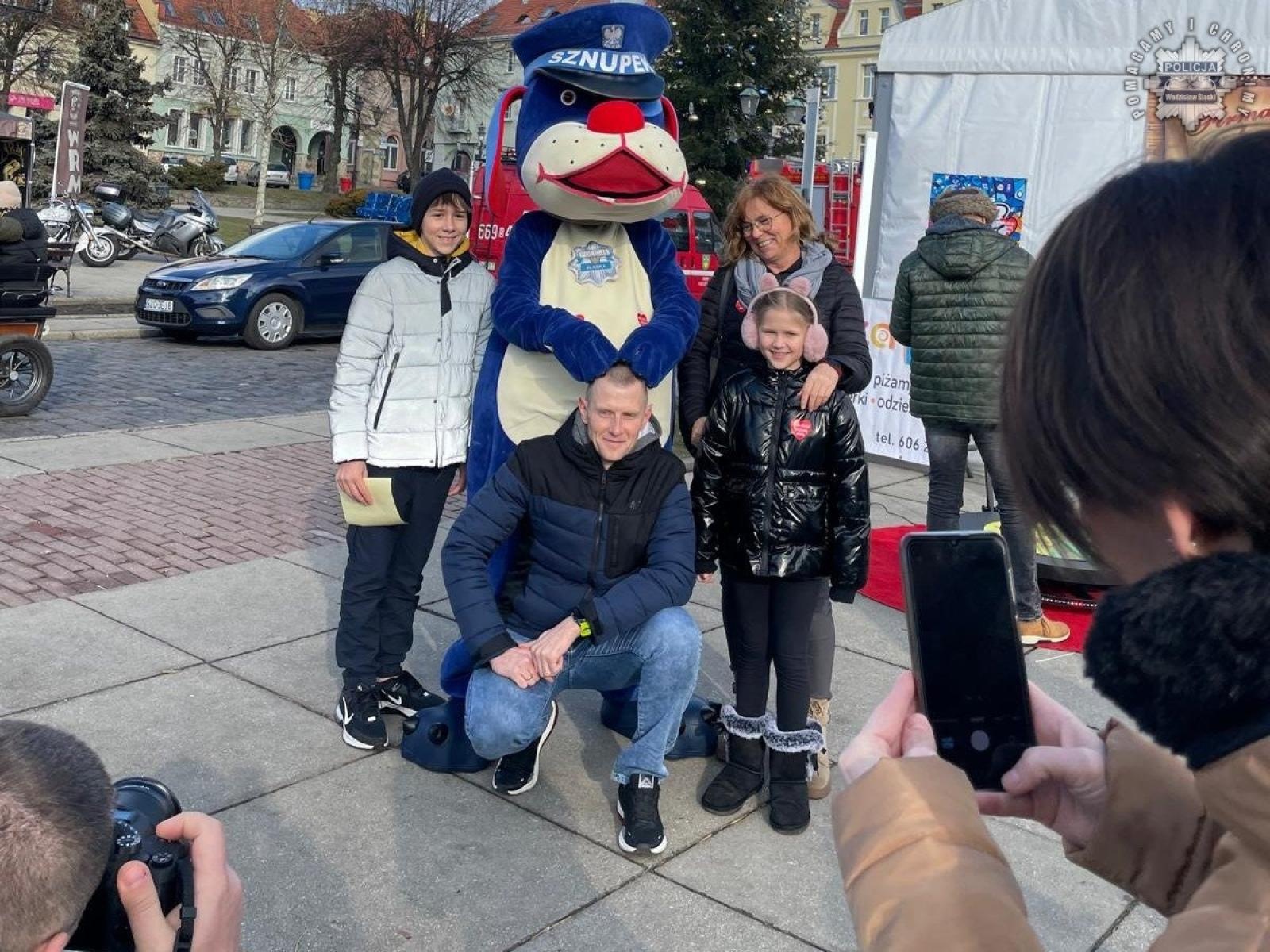 Zdjęcie w galerii na portalu naszwodzislaw.com: Wodzisławscy policjanci zagrali z WOŚP wiadomości z regionu