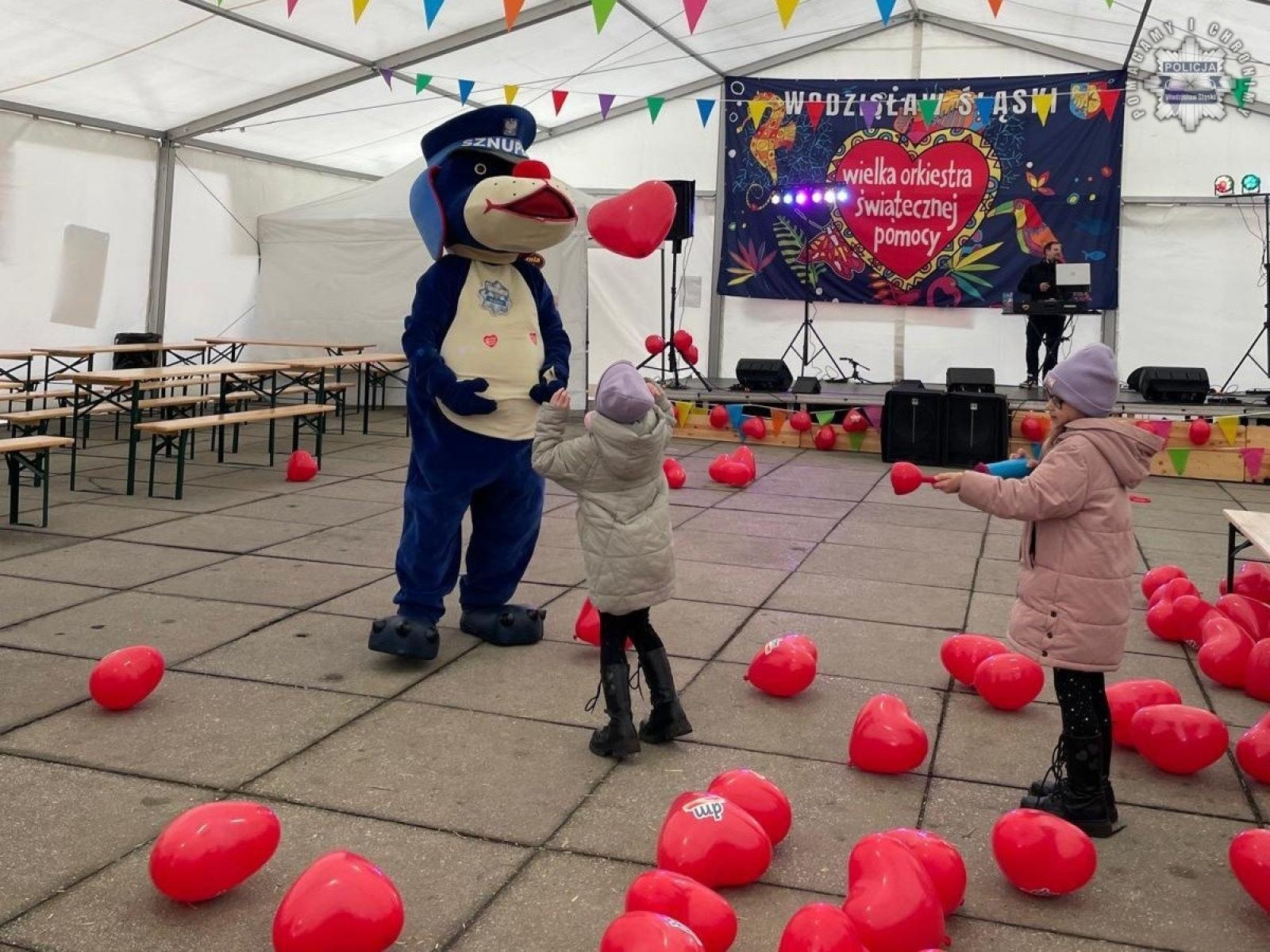 Zdjęcie w galerii na portalu naszwodzislaw.com: Wodzisławscy policjanci zagrali z WOŚP wiadomości z regionu