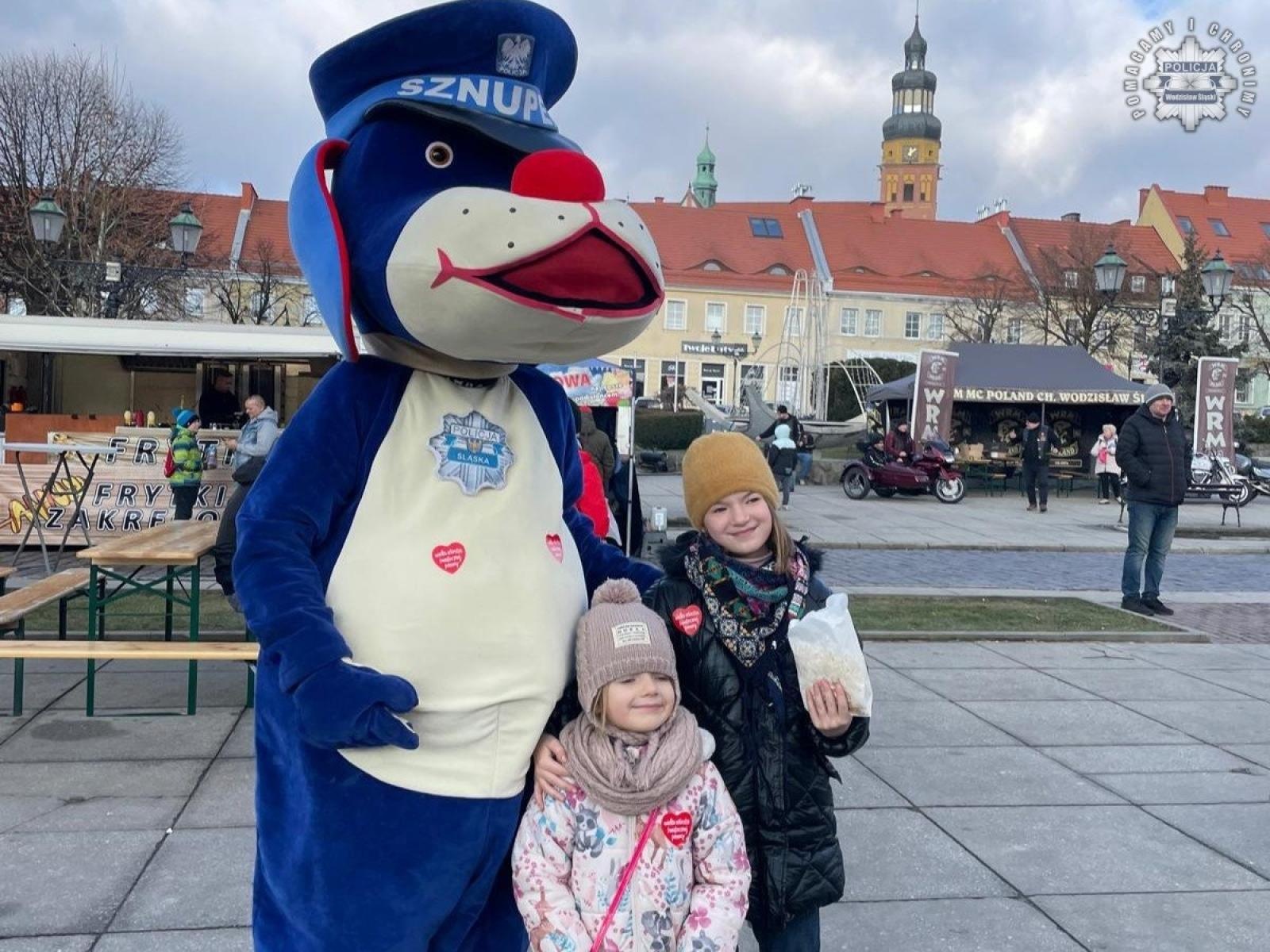 Zdjęcie w galerii na portalu naszwodzislaw.com: Wodzisławscy policjanci zagrali z WOŚP wiadomości z regionu