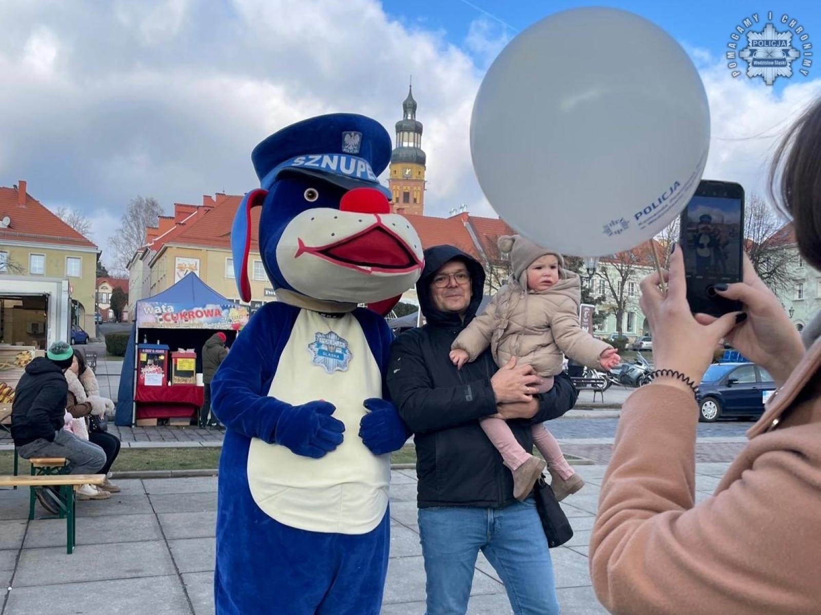 Zdjęcie w galerii na portalu naszwodzislaw.com: Wodzisławscy policjanci zagrali z WOŚP wiadomości z regionu