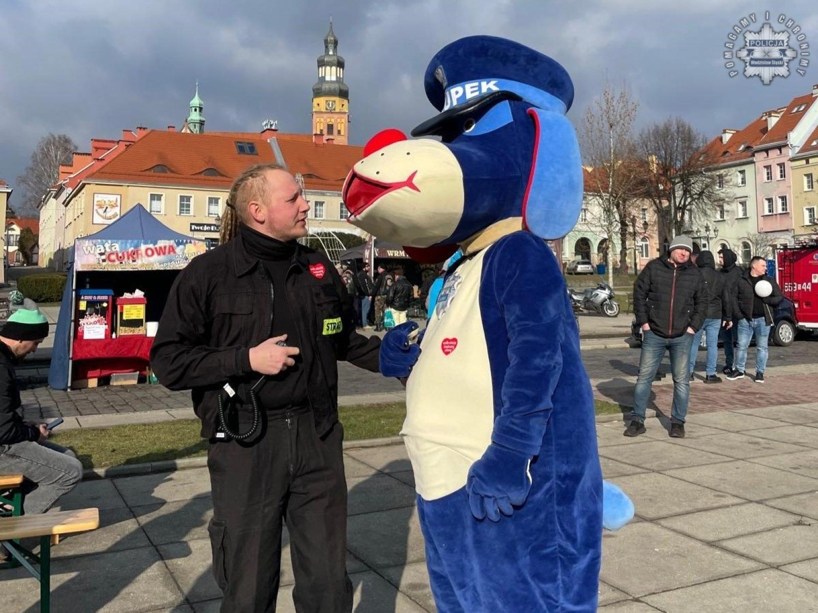 Zdjęcie w galerii na portalu naszwodzislaw.com: Wodzisławscy policjanci zagrali z WOŚP wiadomości z regionu