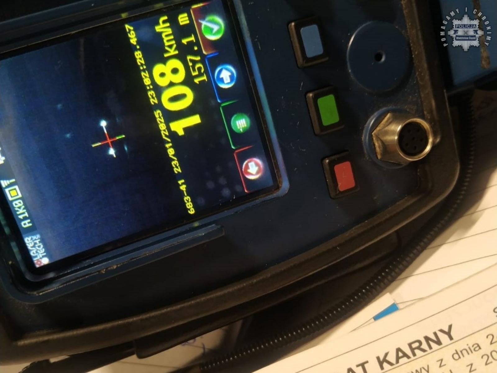 Zdjęcie w galerii na portalu naszwodzislaw.com: Droga to nie tor wyścigowy! Dwóm kierującym zatrzymano prawka wiadomości z regionu