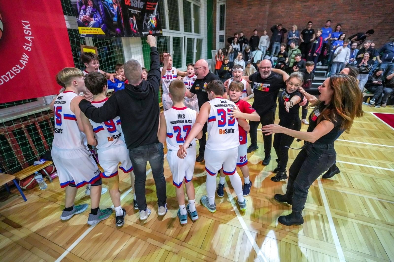 Zdjęcie w galerii na portalu naszwodzislaw.com: MKS Wodzisław Śląski w półfinale play-off! Wielkie emocje w decydującym meczu z Dąbrową Górniczą wiadomości z regionu