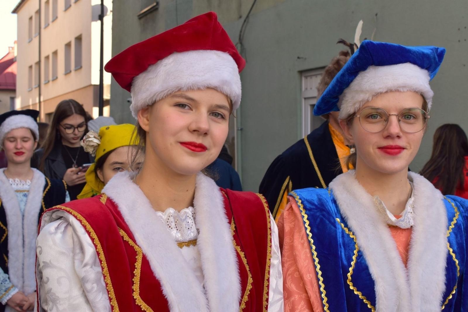 Zdjęcie w galerii na portalu naszwodzislaw.com: Tanecznym krokiem wkroczyli w dorosłość [FOTO] wiadomości z regionu