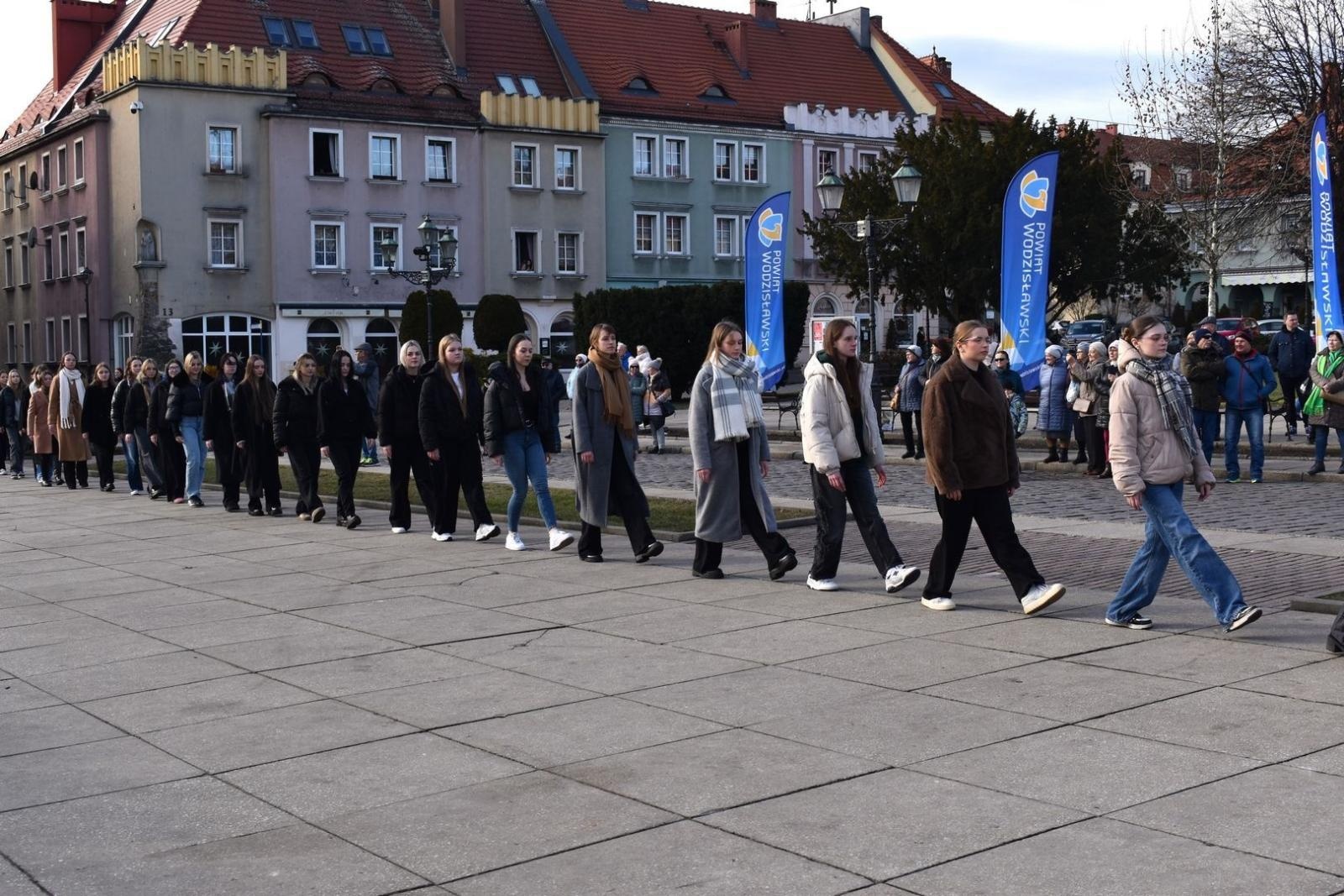 Zdjęcie w galerii na portalu naszwodzislaw.com: Tanecznym krokiem wkroczyli w dorosłość [FOTO] wiadomości z regionu