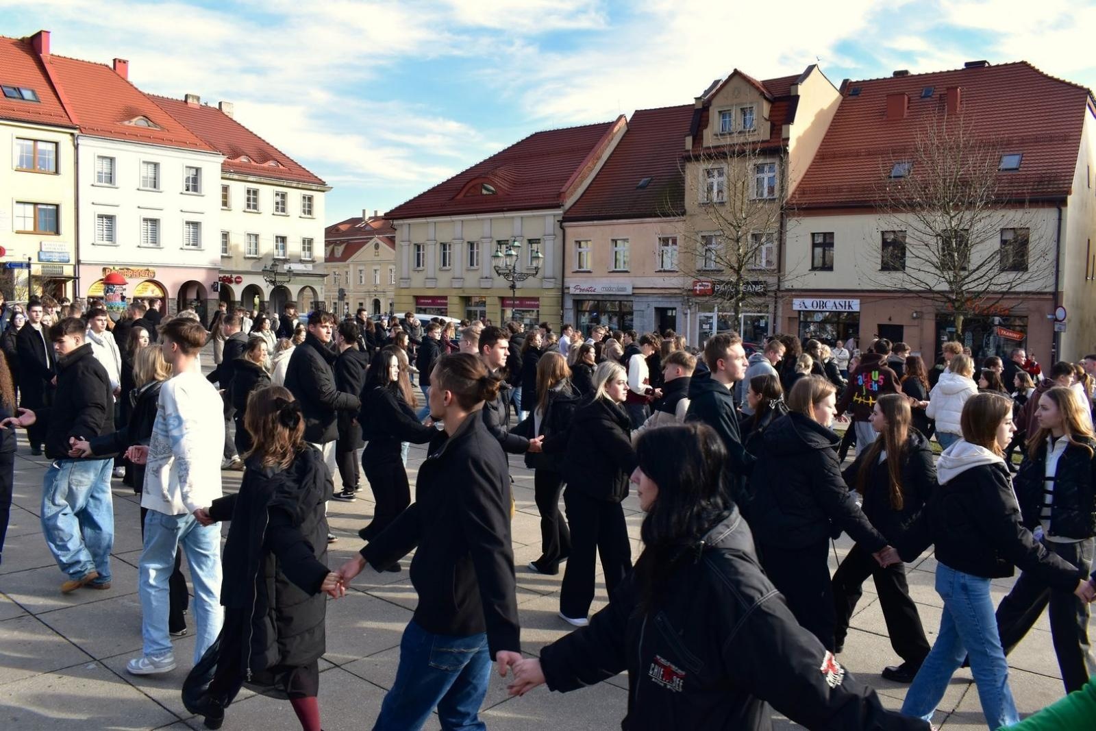 Zdjęcie w galerii na portalu naszwodzislaw.com: Tanecznym krokiem wkroczyli w dorosłość [FOTO] wiadomości z regionu