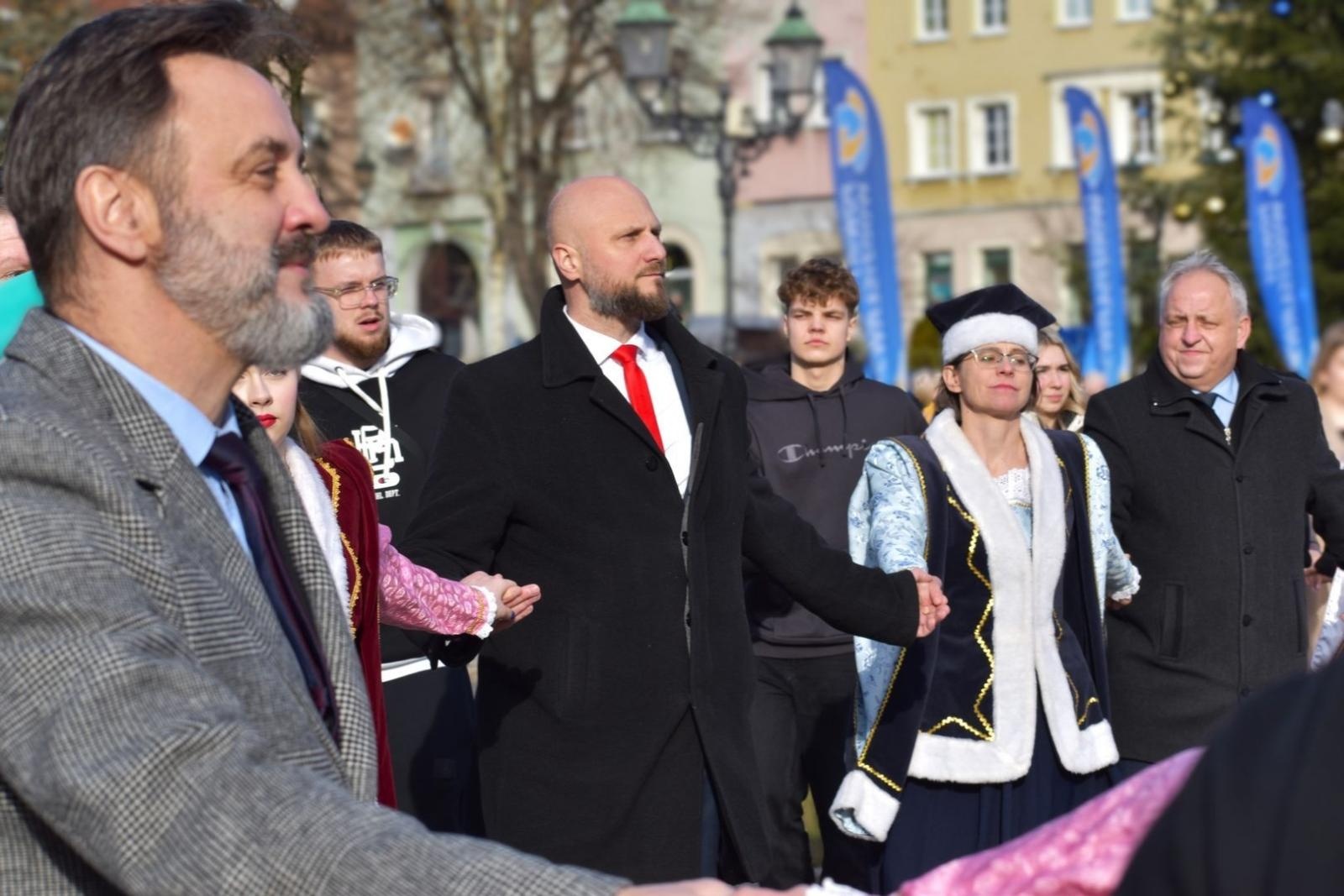 Zdjęcie w galerii na portalu naszwodzislaw.com: Tanecznym krokiem wkroczyli w dorosłość [FOTO] wiadomości z regionu