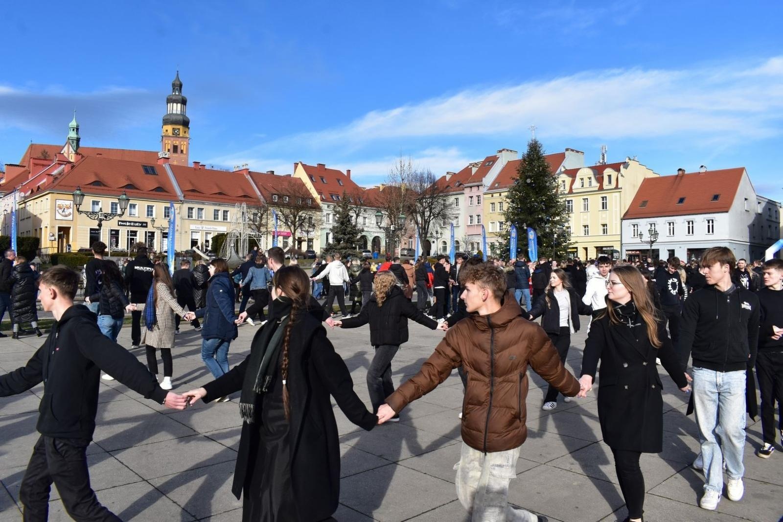 Zdjęcie w galerii na portalu naszwodzislaw.com: Tanecznym krokiem wkroczyli w dorosłość [FOTO] wiadomości z regionu