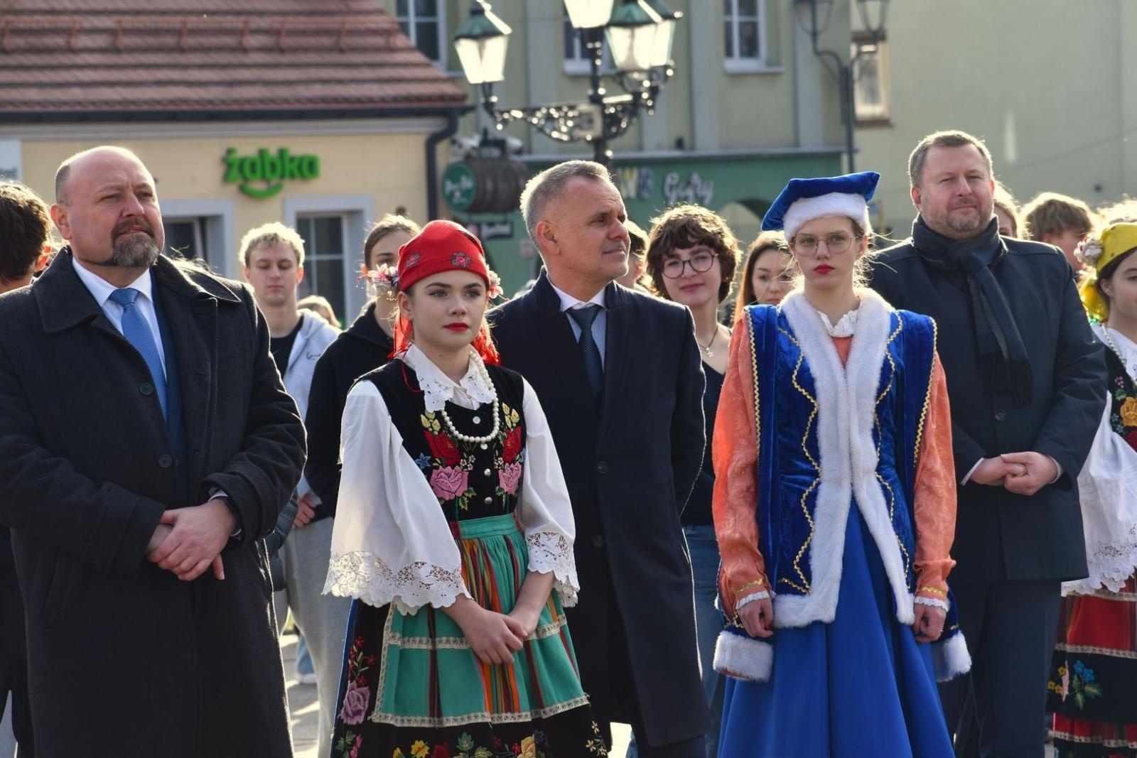 Zdjęcie w galerii na portalu naszwodzislaw.com: Tanecznym krokiem wkroczyli w dorosłość [FOTO] wiadomości z regionu