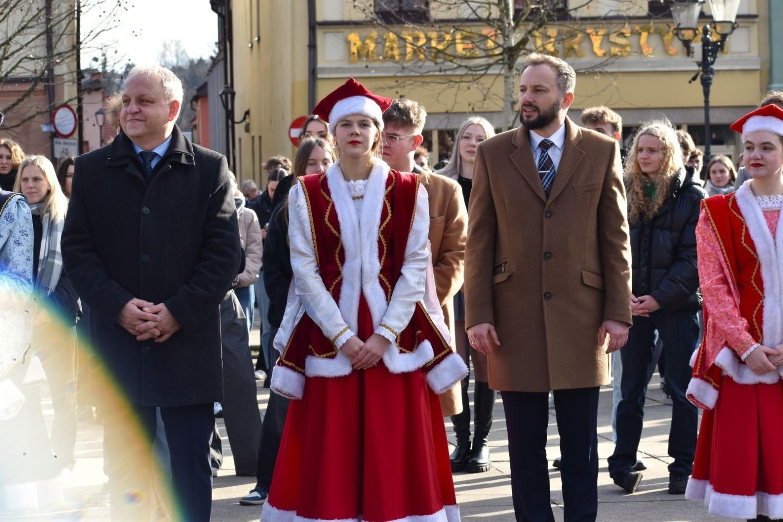 Zdjęcie w galerii na portalu naszwodzislaw.com: Tanecznym krokiem wkroczyli w dorosłość [FOTO] wiadomości z regionu