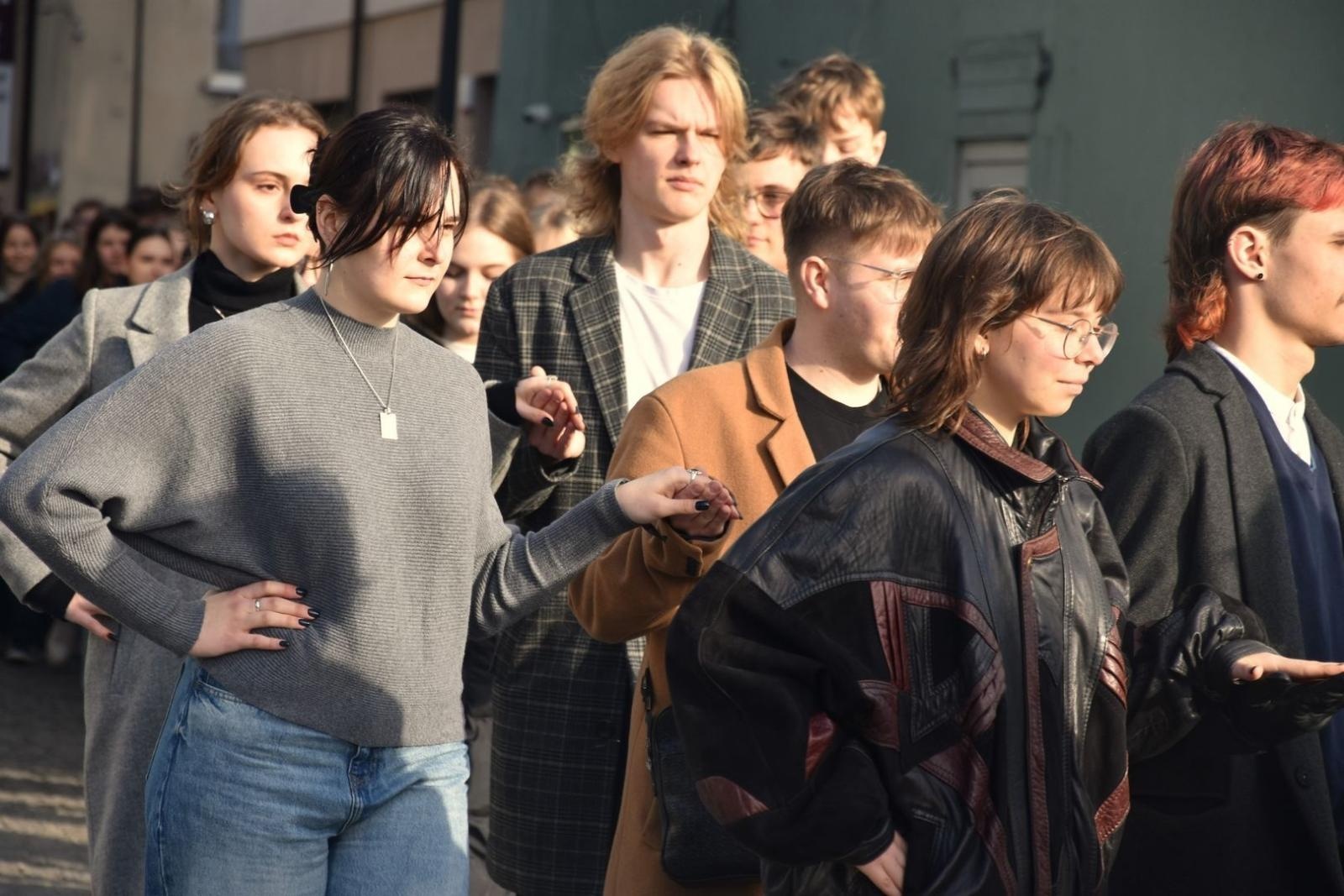 Zdjęcie w galerii na portalu naszwodzislaw.com: Tanecznym krokiem wkroczyli w dorosłość [FOTO] wiadomości z regionu