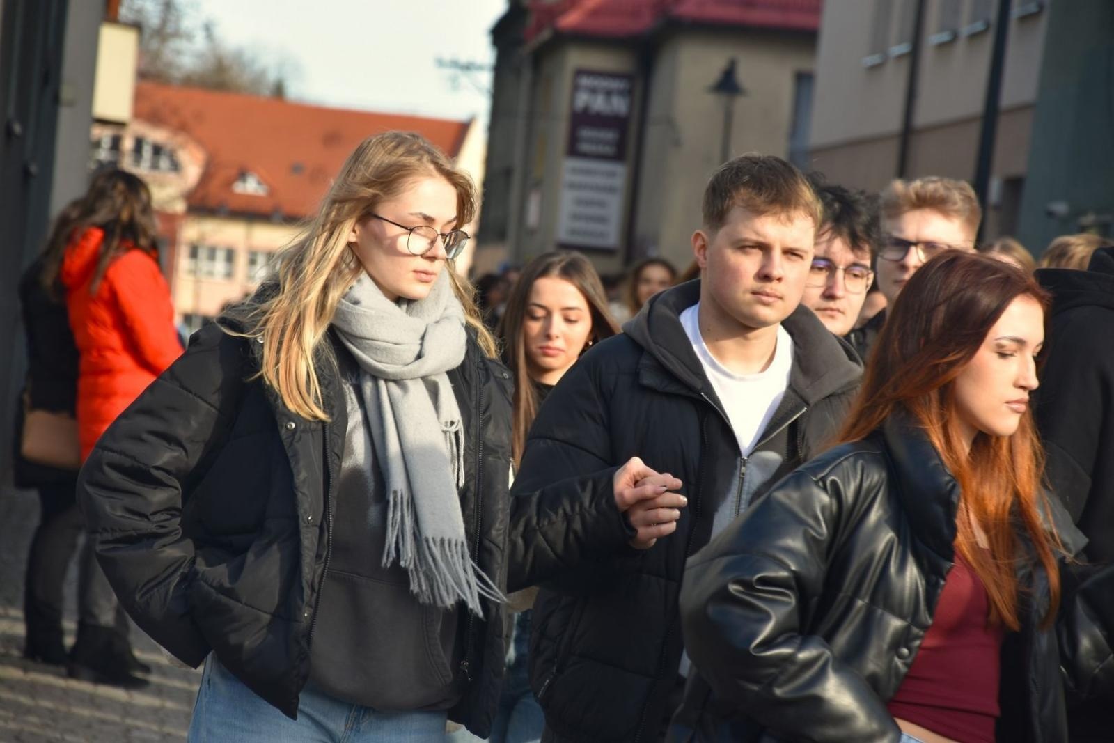 Zdjęcie w galerii na portalu naszwodzislaw.com: Tanecznym krokiem wkroczyli w dorosłość [FOTO] wiadomości z regionu
