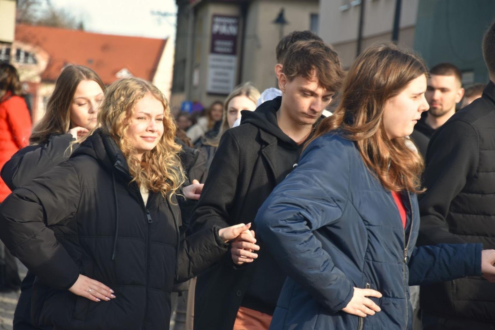 Zdjęcie w galerii na portalu naszwodzislaw.com: Tanecznym krokiem wkroczyli w dorosłość [FOTO] wiadomości z regionu