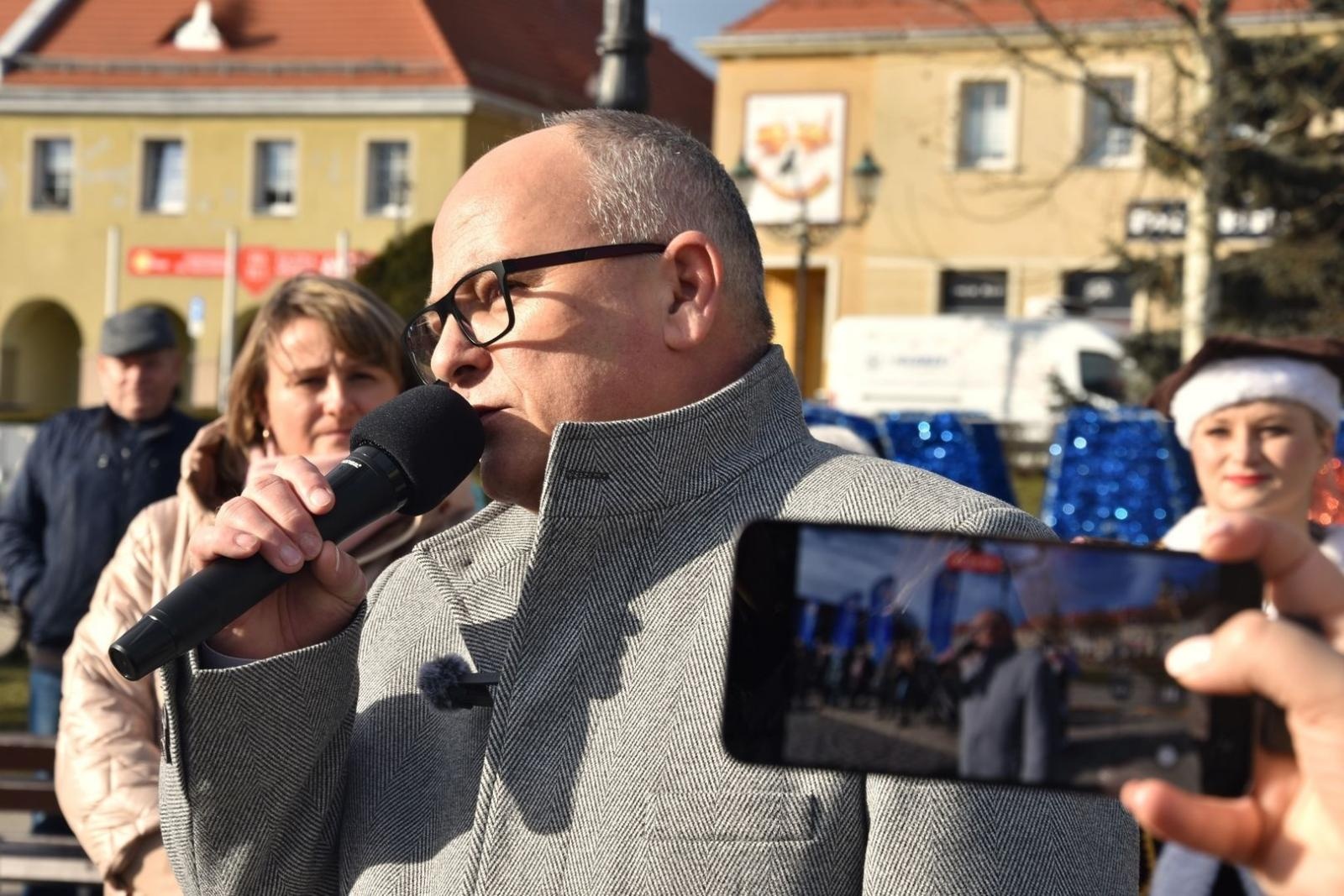 Zdjęcie w galerii na portalu naszwodzislaw.com: Tanecznym krokiem wkroczyli w dorosłość [FOTO] wiadomości z regionu