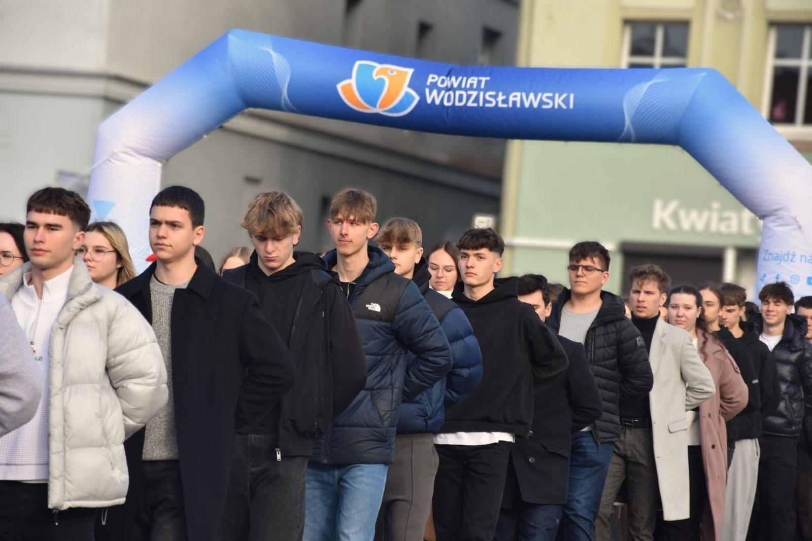 Zdjęcie w galerii na portalu naszwodzislaw.com: Tanecznym krokiem wkroczyli w dorosłość [FOTO] wiadomości z regionu