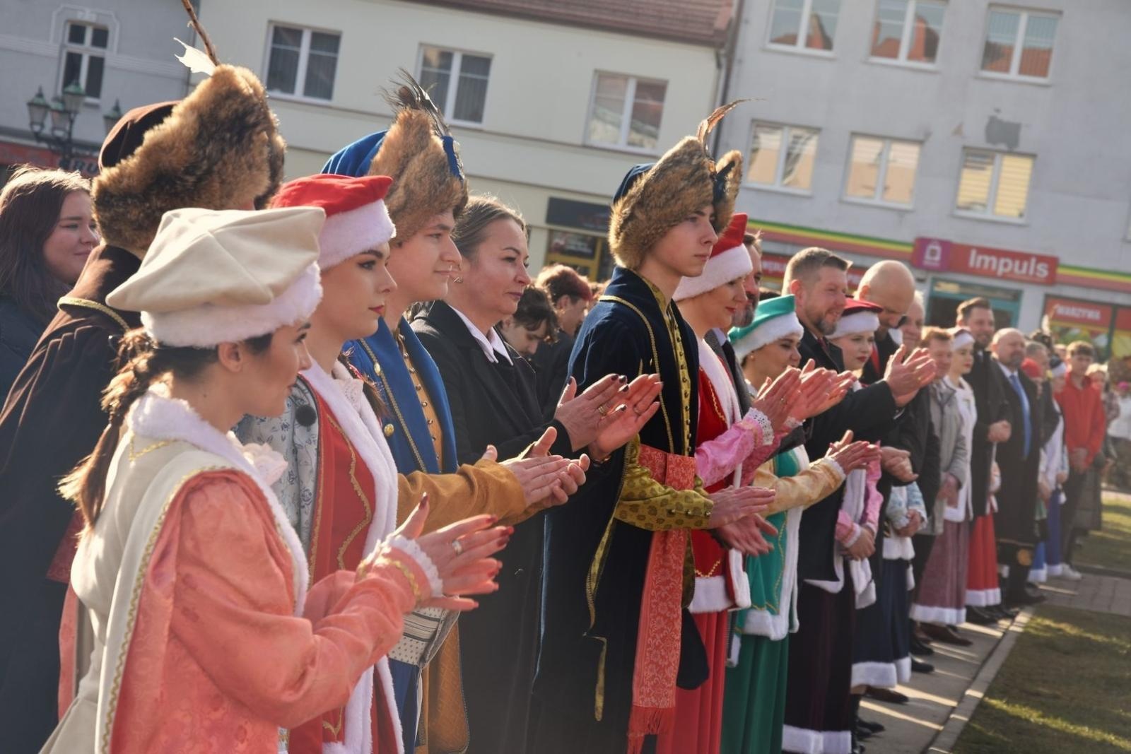 Zdjęcie w galerii na portalu naszwodzislaw.com: Tanecznym krokiem wkroczyli w dorosłość [FOTO] wiadomości z regionu