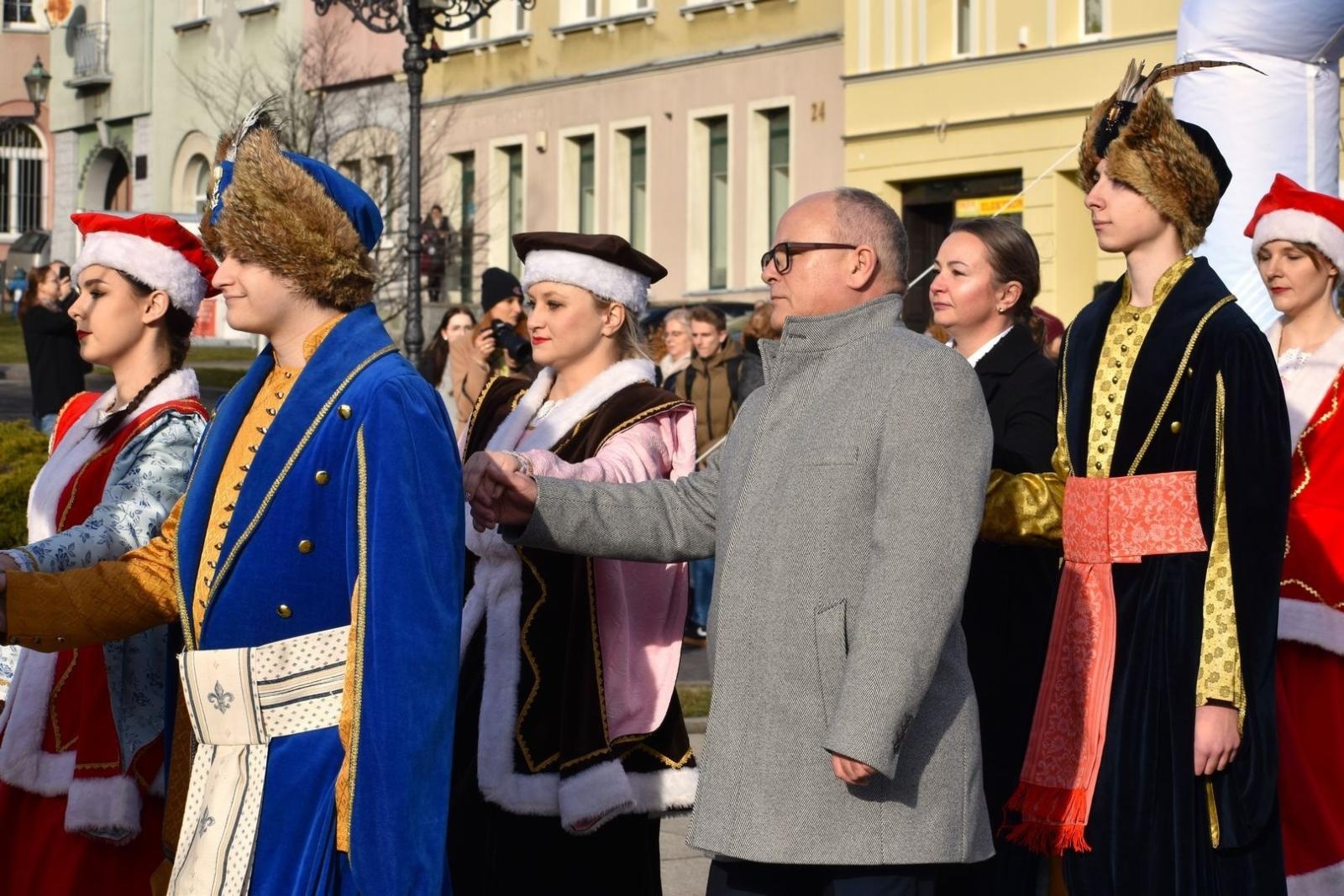 Zdjęcie w galerii na portalu naszwodzislaw.com: Tanecznym krokiem wkroczyli w dorosłość [FOTO] wiadomości z regionu