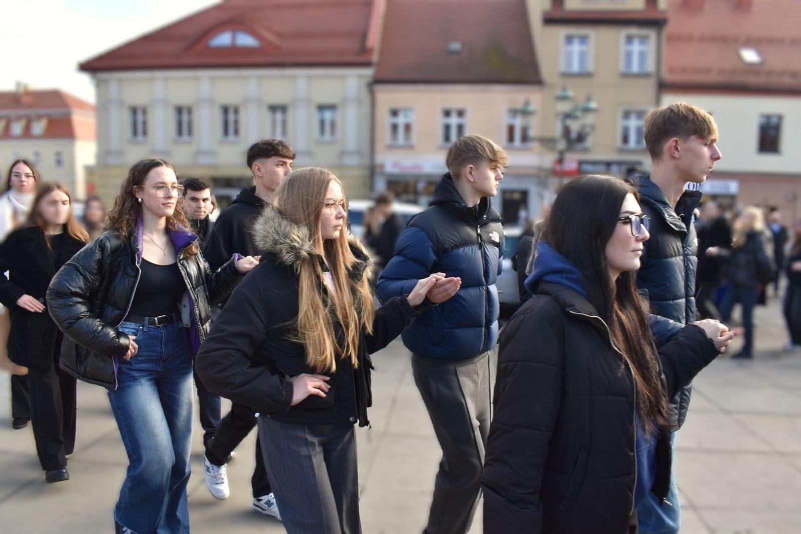 Zdjęcie w galerii na portalu naszwodzislaw.com: Tanecznym krokiem wkroczyli w dorosłość [FOTO] wiadomości z regionu