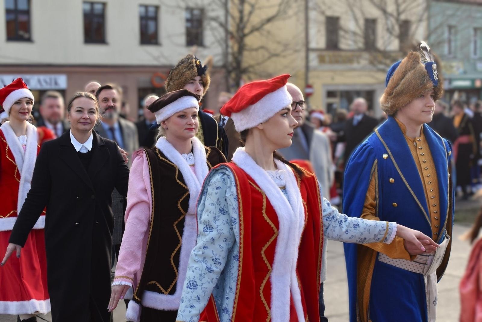 Zdjęcie w galerii na portalu naszwodzislaw.com: Tanecznym krokiem wkroczyli w dorosłość [FOTO] wiadomości z regionu