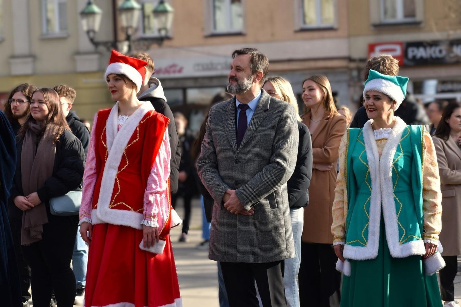 Zdjęcie w galerii na portalu naszwodzislaw.com: Tanecznym krokiem wkroczyli w dorosłość [FOTO] wiadomości z regionu