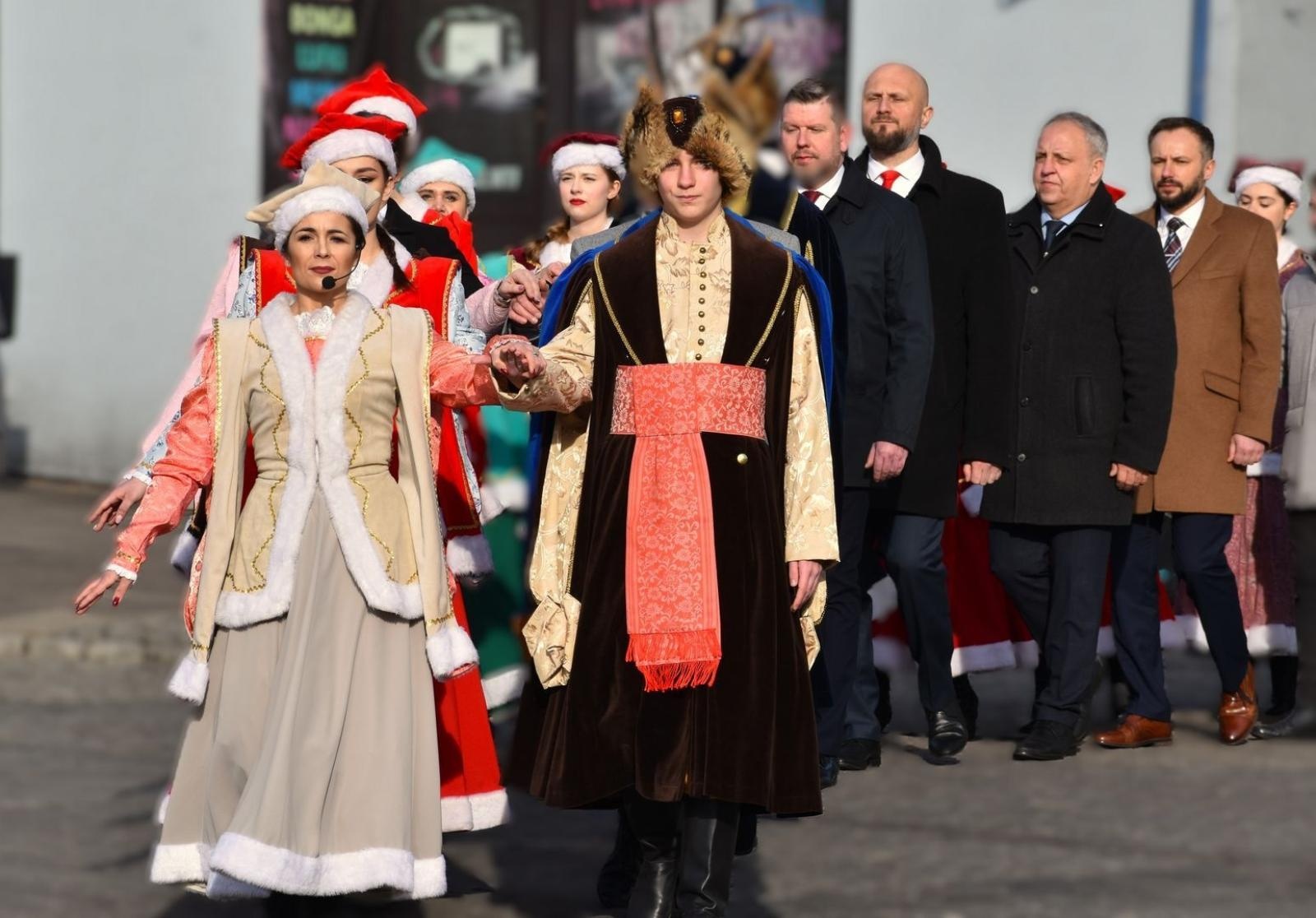 Zdjęcie w galerii na portalu naszwodzislaw.com: Tanecznym krokiem wkroczyli w dorosłość [FOTO] wiadomości z regionu