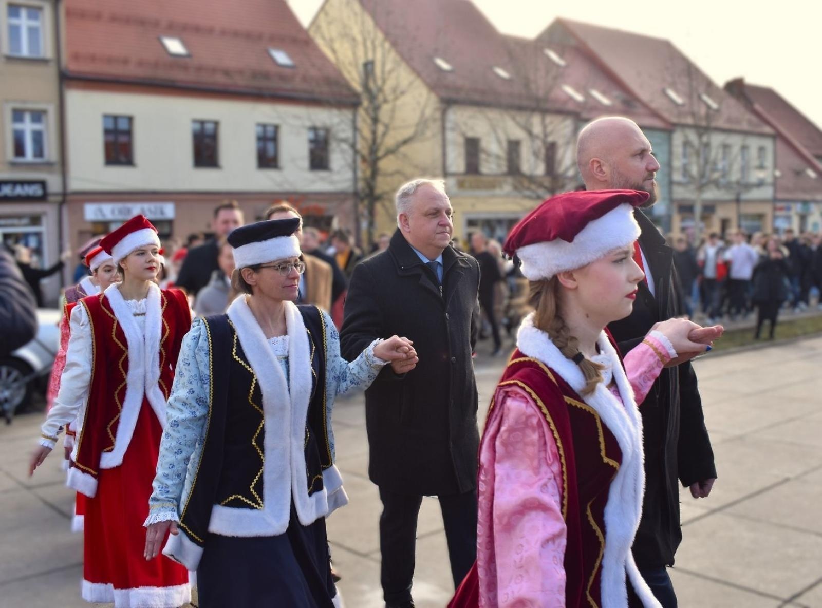 Zdjęcie w galerii na portalu naszwodzislaw.com: Tanecznym krokiem wkroczyli w dorosłość [FOTO] wiadomości z regionu