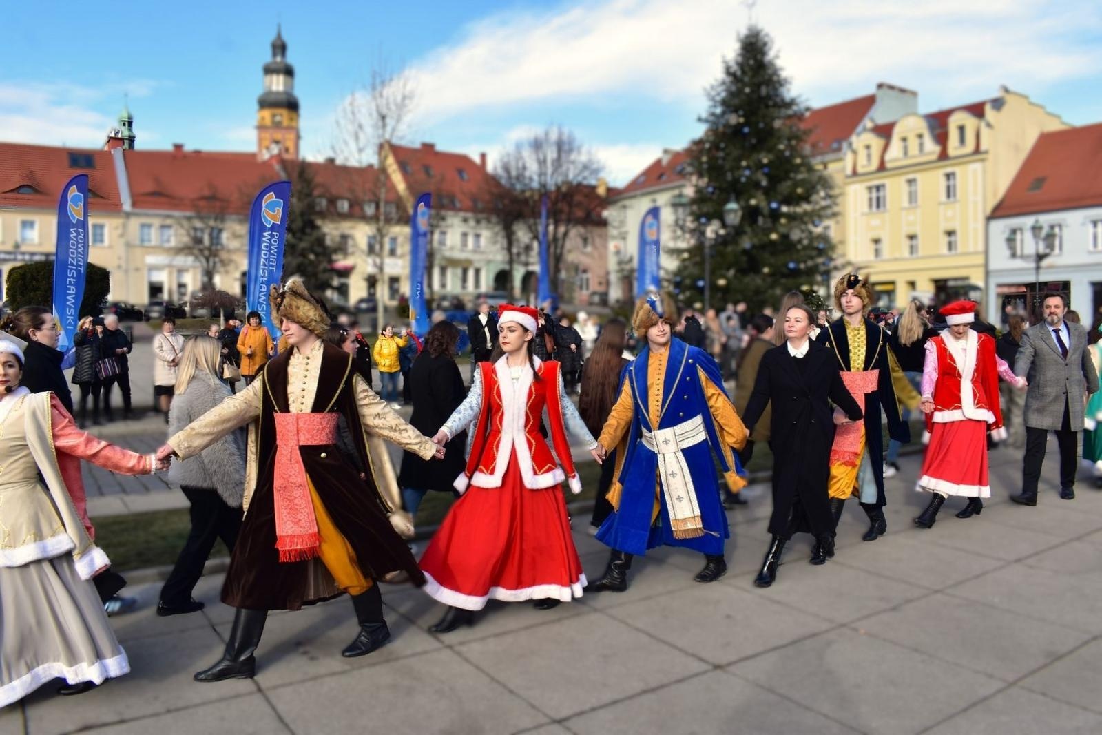 Zdjęcie w galerii na portalu naszwodzislaw.com: Tanecznym krokiem wkroczyli w dorosłość [FOTO] wiadomości z regionu