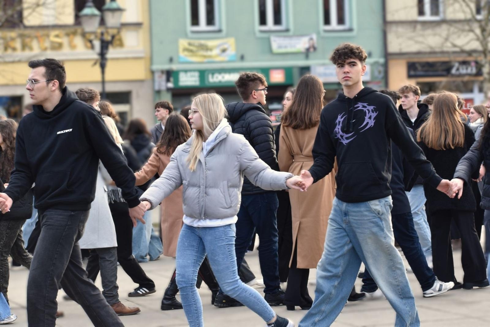 Zdjęcie w galerii na portalu naszwodzislaw.com: Tanecznym krokiem wkroczyli w dorosłość [FOTO] wiadomości z regionu