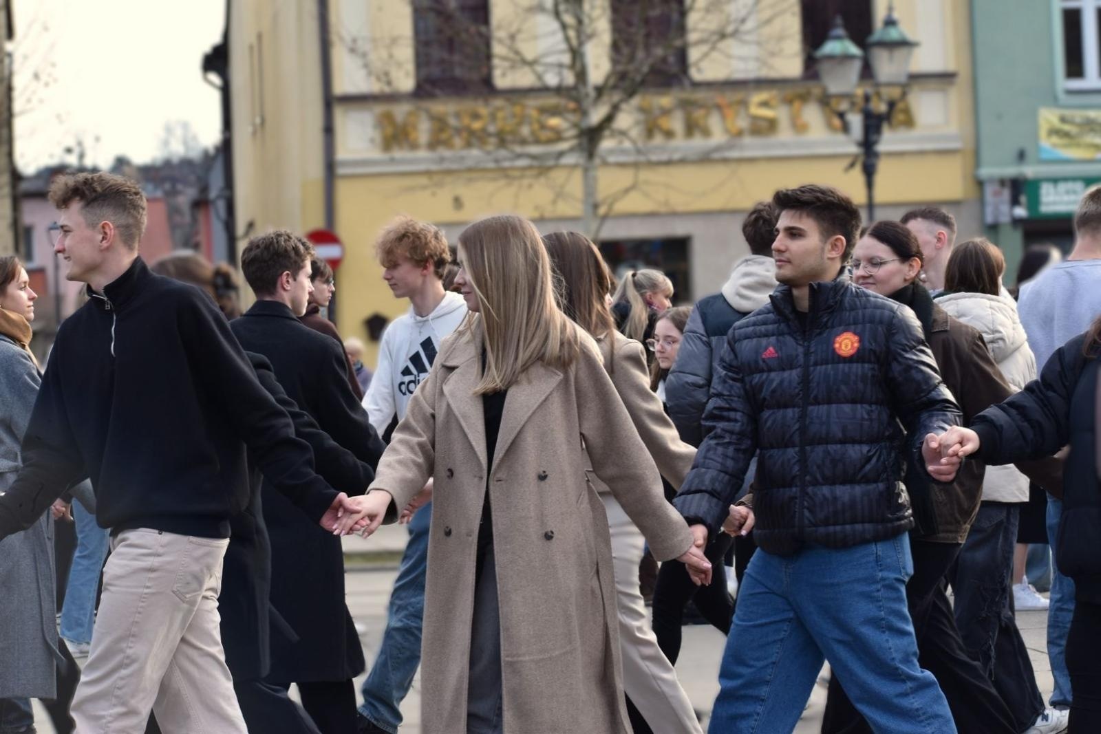 Zdjęcie w galerii na portalu naszwodzislaw.com: Tanecznym krokiem wkroczyli w dorosłość [FOTO] wiadomości z regionu