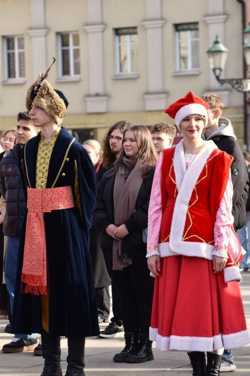 Zdjęcie w galerii na portalu naszwodzislaw.com: Tanecznym krokiem wkroczyli w dorosłość [FOTO] wiadomości z regionu