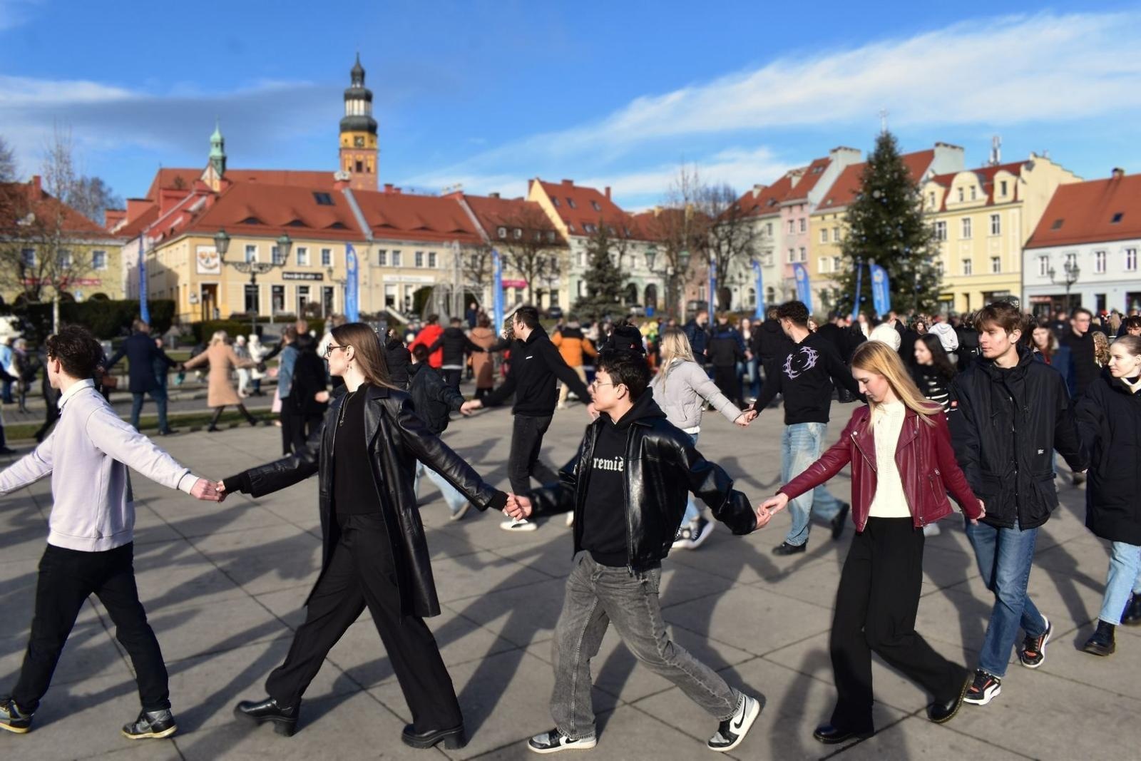 Zdjęcie w galerii na portalu naszwodzislaw.com: Tanecznym krokiem wkroczyli w dorosłość [FOTO] wiadomości z regionu