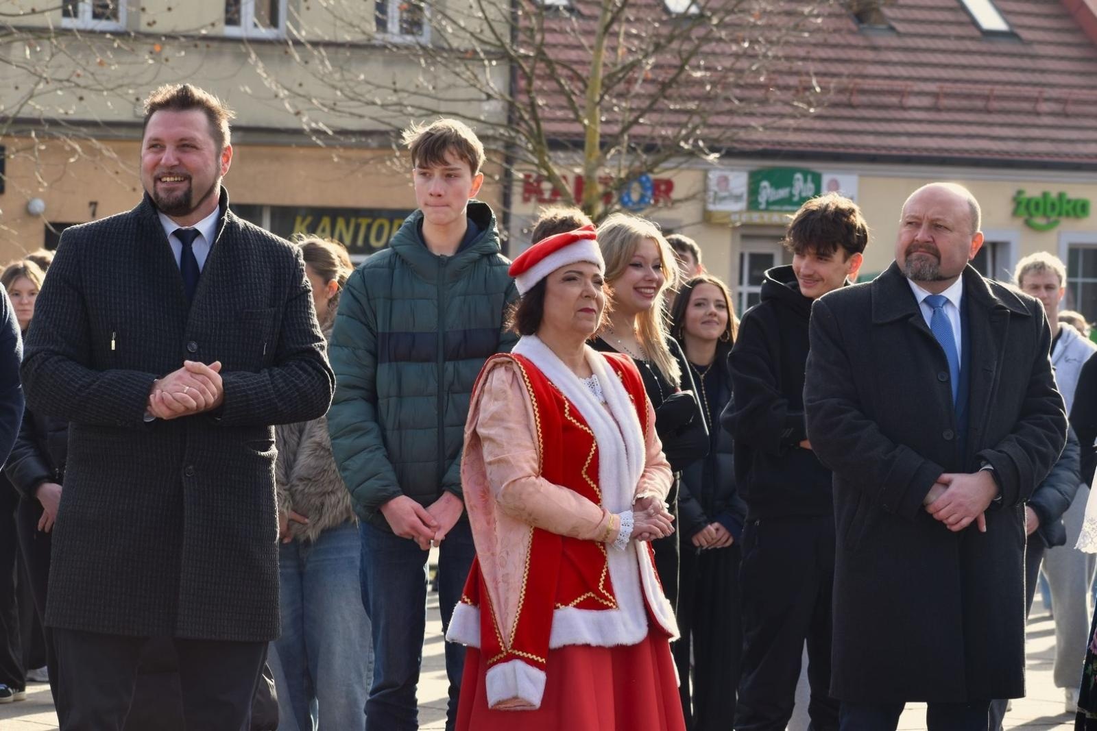 Zdjęcie w galerii na portalu naszwodzislaw.com: Tanecznym krokiem wkroczyli w dorosłość [FOTO] wiadomości z regionu