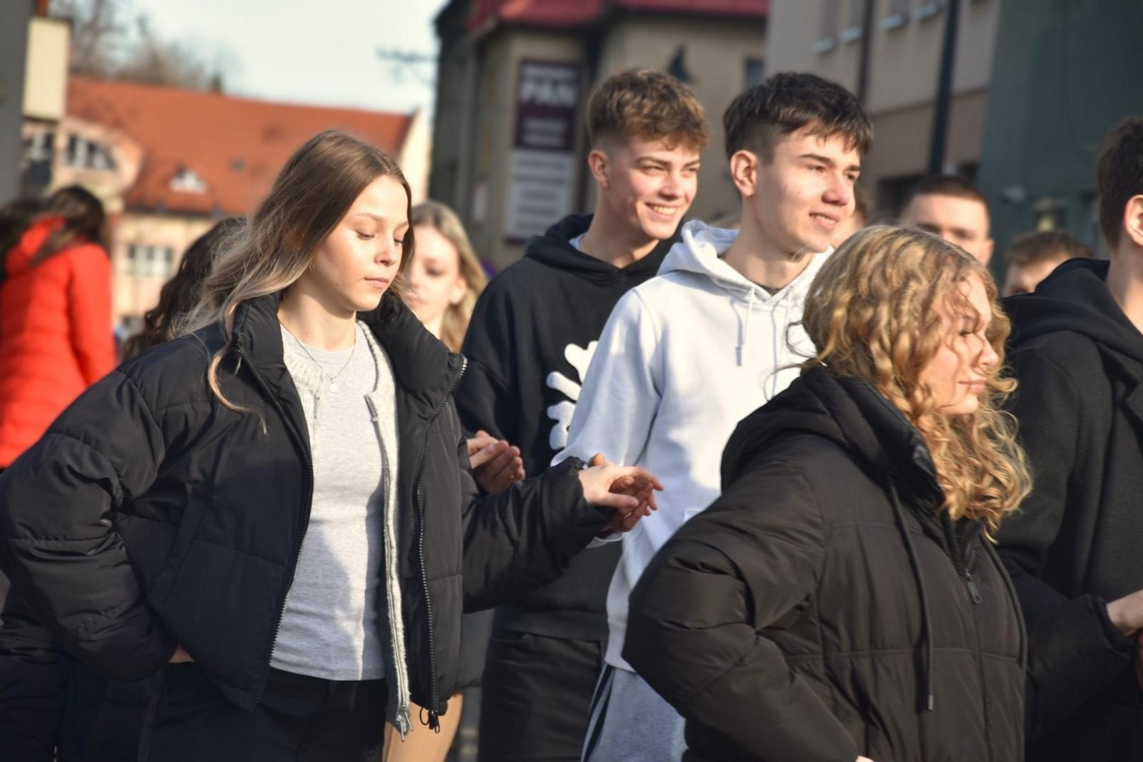 Zdjęcie w galerii na portalu naszwodzislaw.com: Tanecznym krokiem wkroczyli w dorosłość [FOTO] wiadomości z regionu