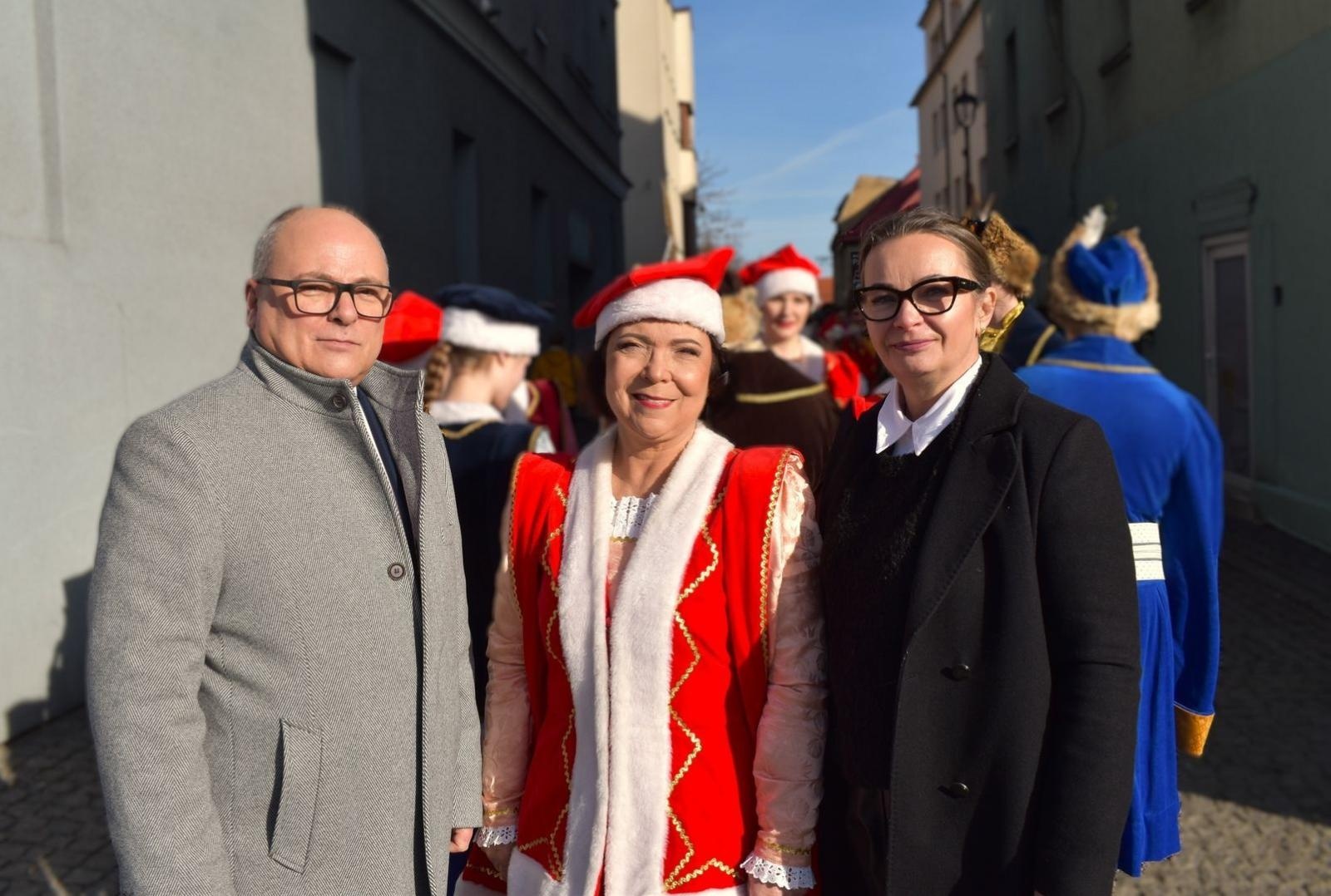 Zdjęcie w galerii na portalu naszwodzislaw.com: Tanecznym krokiem wkroczyli w dorosłość [FOTO] wiadomości z regionu