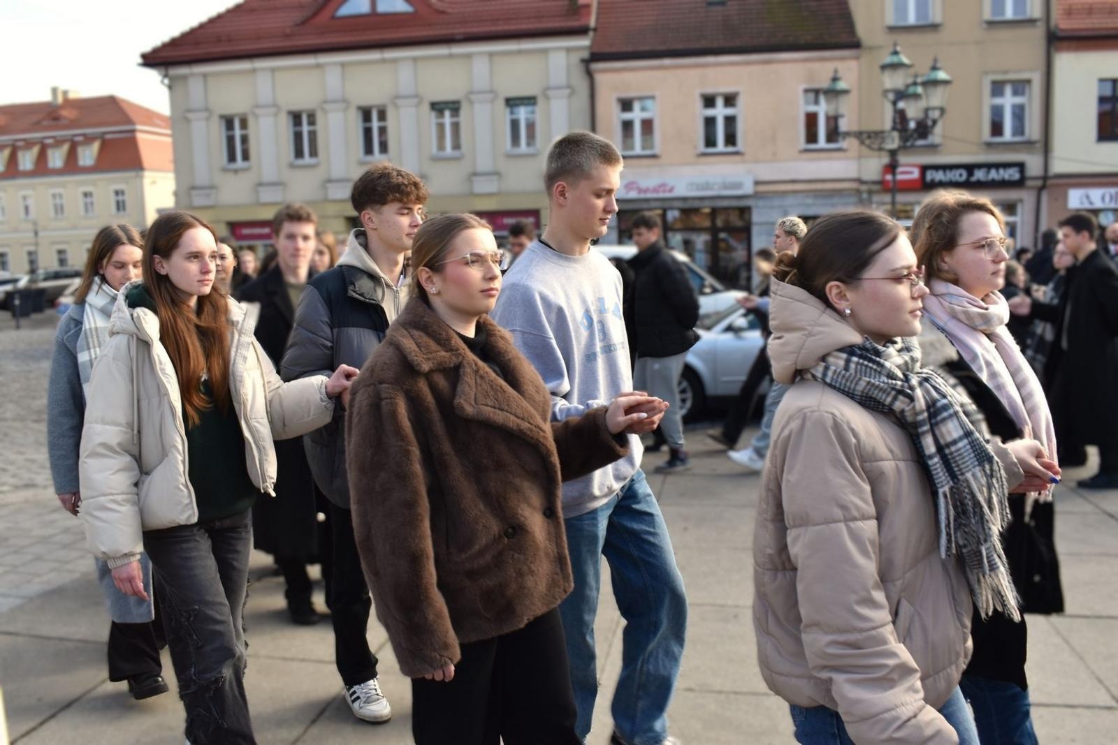 Zdjęcie w galerii na portalu naszwodzislaw.com: Tanecznym krokiem wkroczyli w dorosłość [FOTO] wiadomości z regionu